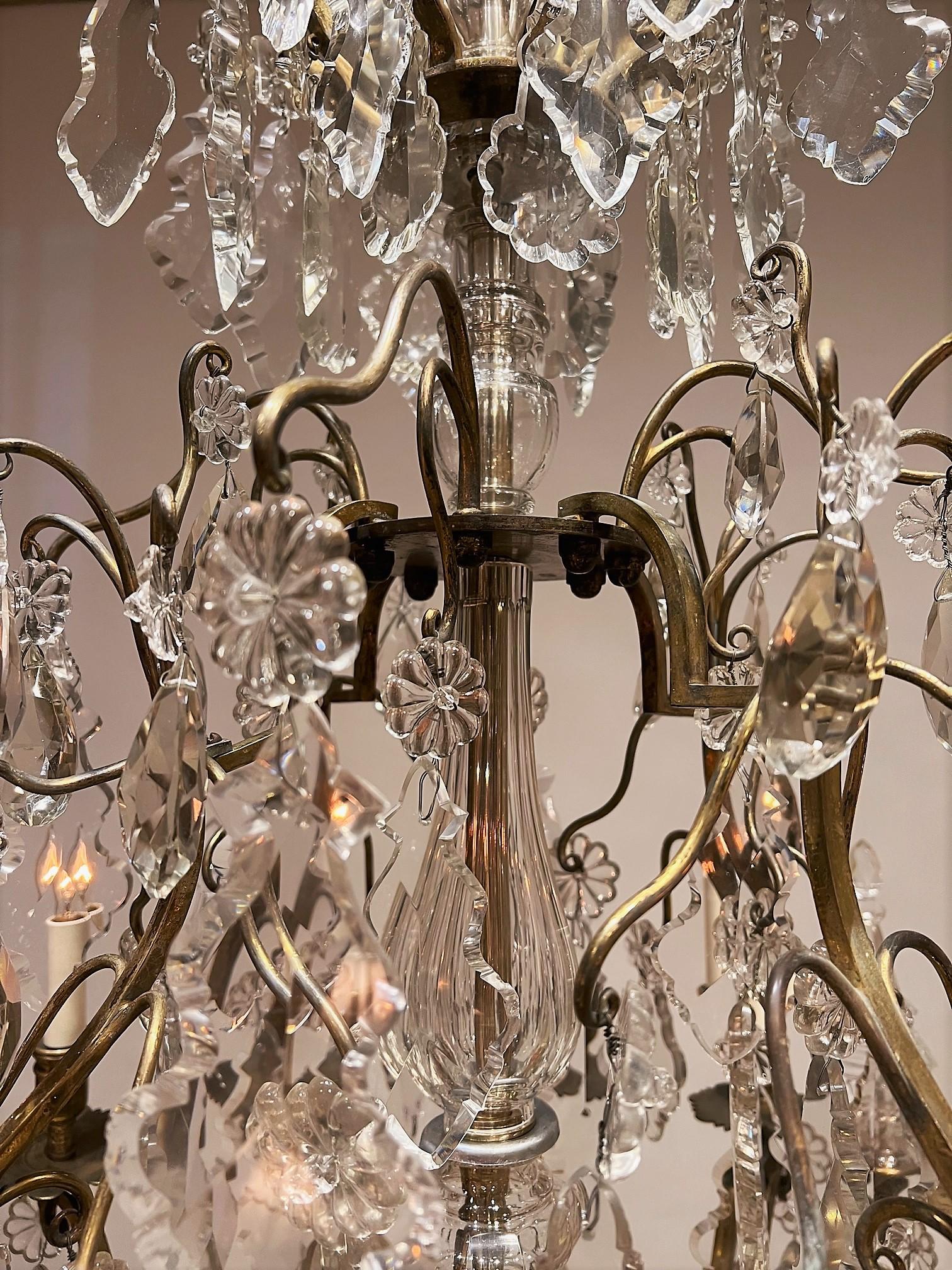 Atemberaubender 12-Licht-Kronleuchter aus Bronze und Kristall im Louis-XV-Stil, Frankreich, um 1900 im Zustand „Gut“ im Angebot in Alexandria, VA