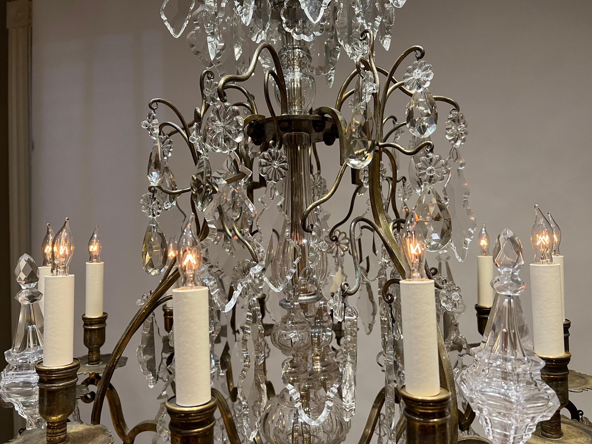 Atemberaubender 12-Licht-Kronleuchter aus Bronze und Kristall im Louis-XV-Stil, Frankreich, um 1900 im Angebot 2