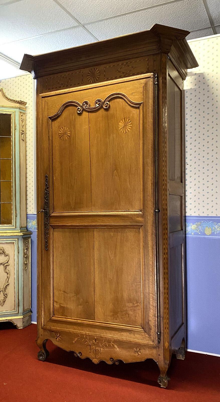Cette superbe armoire Louis XV en marqueterie de noyer, datant d'environ 1750, rehausse votre espace de vie. Son design élégant et sa marqueterie exquise illustrent la grandeur de l'époque Louis XV, ajoutant une touche de sophistication intemporelle