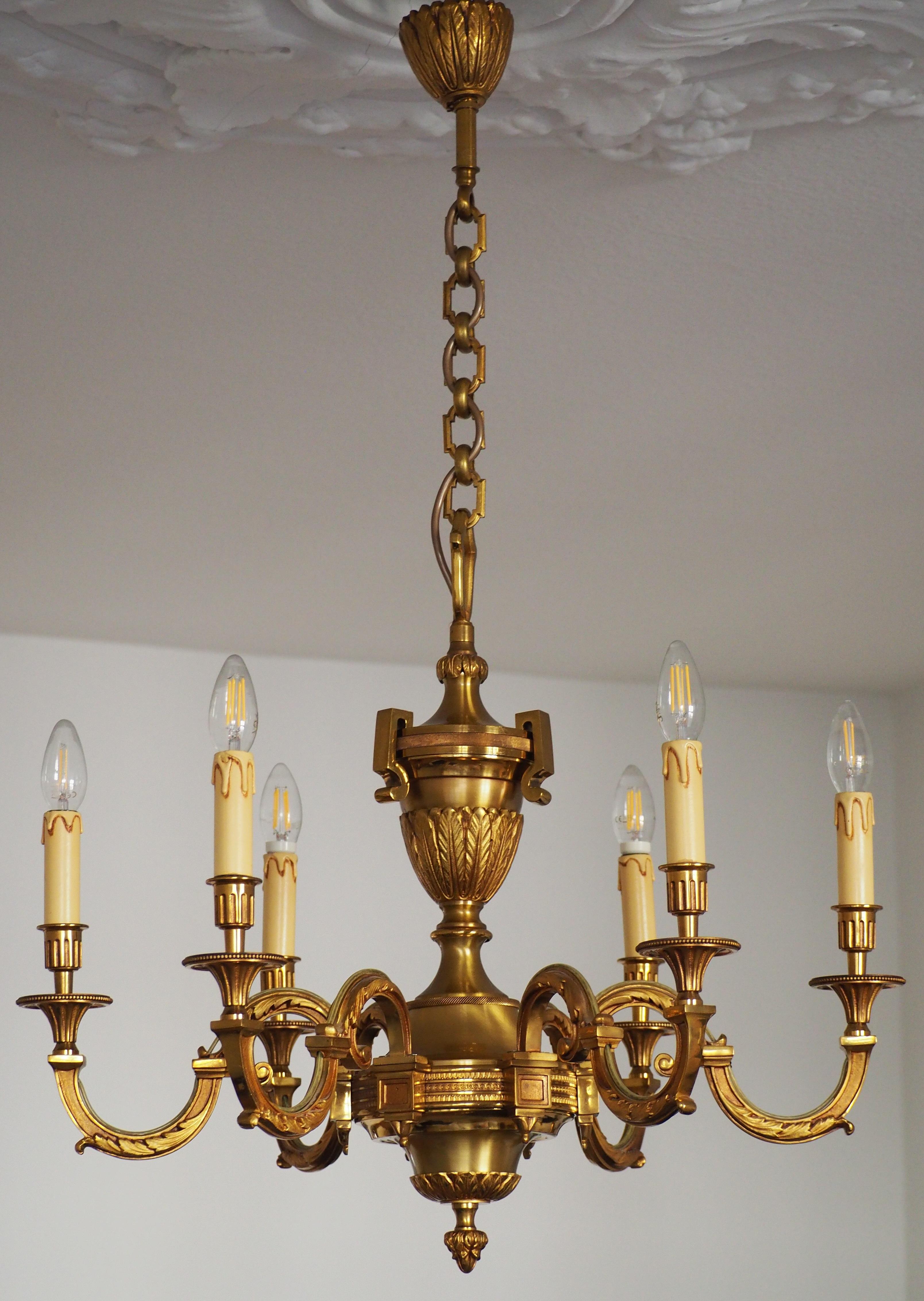 Ein wunderschöner Kronleuchter aus massiver Bronze, hergestellt von LG Paris (Maison Lucien Gau), Paris, Frankreich.
Der Kronleuchter hat sechs Arme und ist dank einer Platinbeschichtung aus Altgold von großer Eleganz. Dieser Kronleuchter ist von