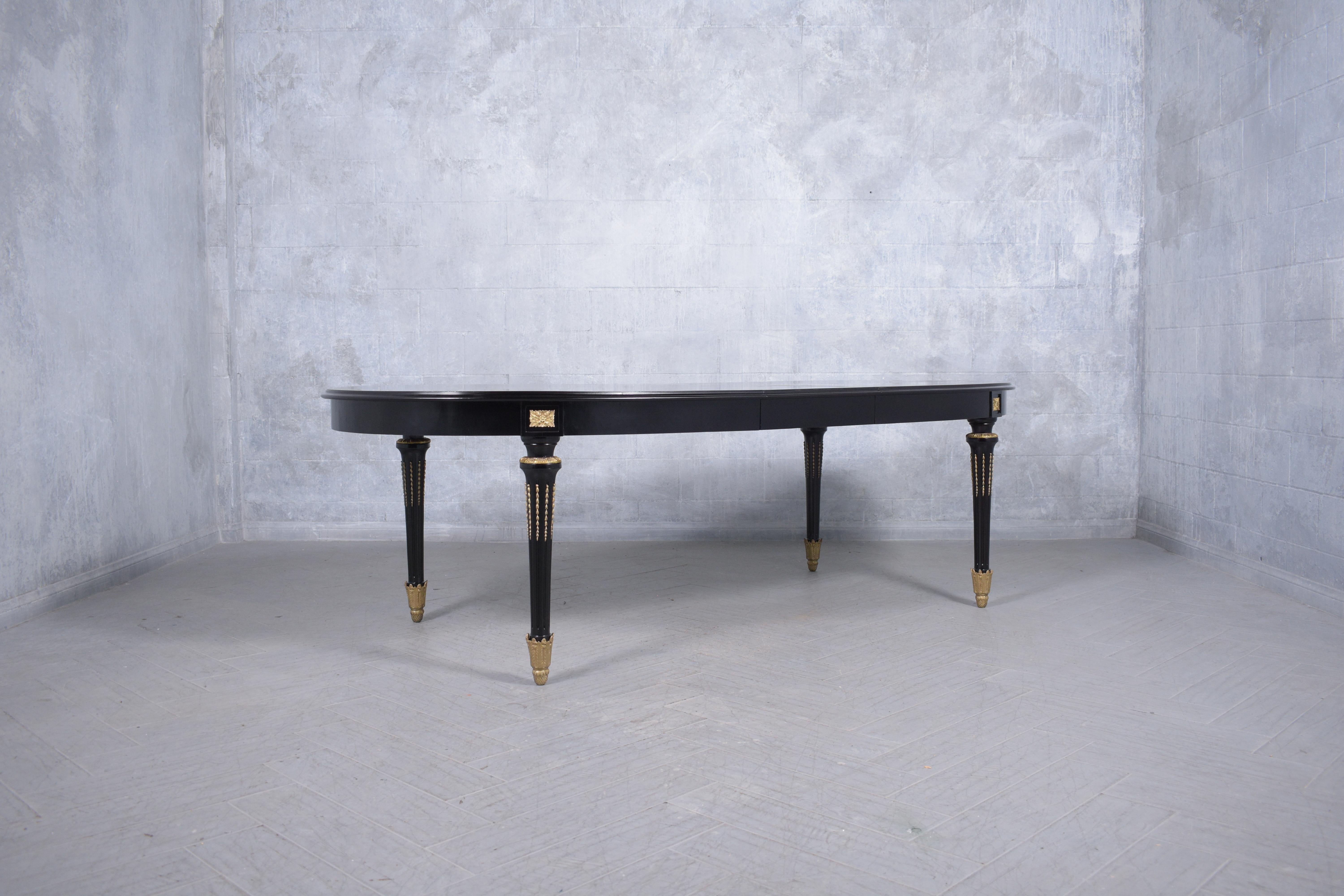 Table de salle à manger ovale en acajou de style Louis XVI : L'Elegance restaurée en vente 2