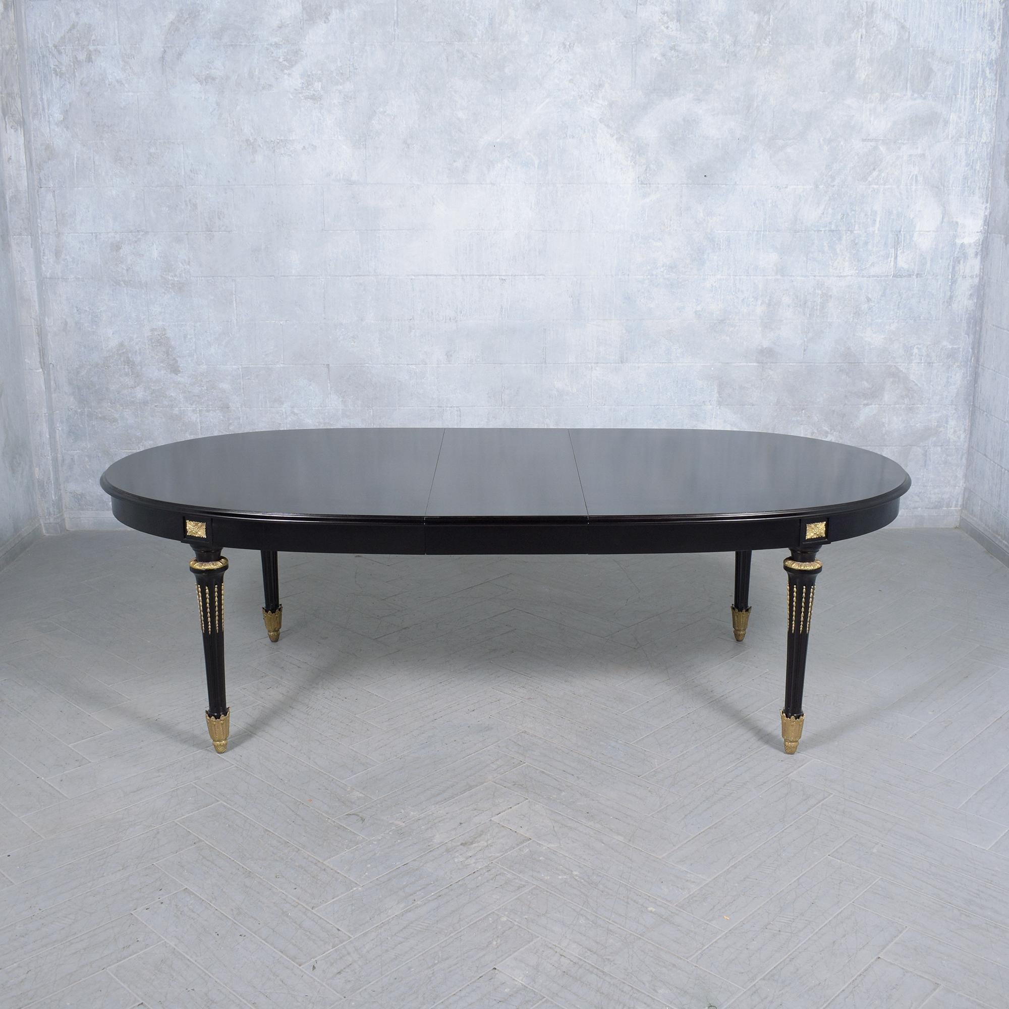 Français Table de salle à manger ovale en acajou de style Louis XVI : L'Elegance restaurée en vente