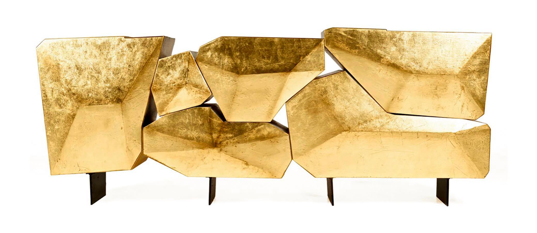Materiali e finiture:
Base in ferro, struttura in legno rifinita in foglia d'oro,
interni in tessuto satinato blu.

Dimensioni:
Larghezza 243 cm 96