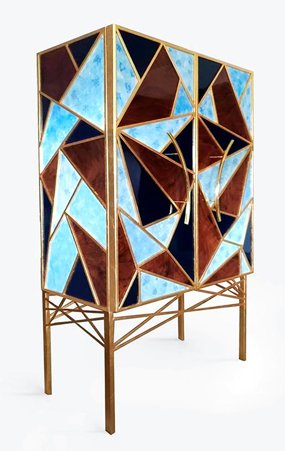 Allied to functionality, the Tiffany drinks cabinet, exudes sensations and mark moments. The greatness of the porcelain, the strength of the American Walnut and the richness of the gold leaf combined with the tranquility of the blue tones give to