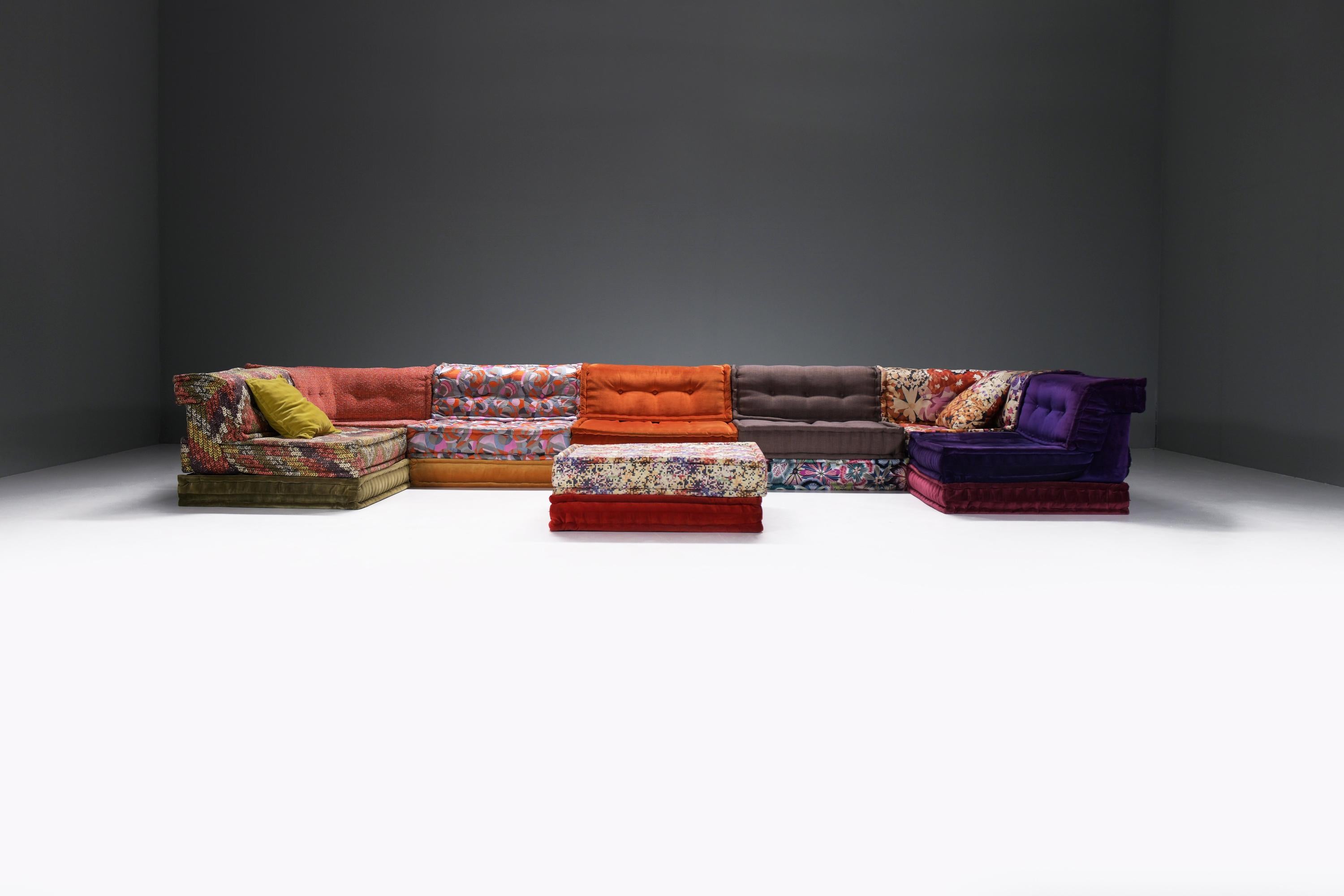 Très beau et grand canapé modulable Mah Jong en tissu Missoni !  Des couleurs étonnantes !
Conçu par Hans Hopfer pour Roche Bobois France.

Conçu par Hans Hopfer en 1971, le canapé Mah Jone est un modèle emblématique des collections Roche Bobois, et
