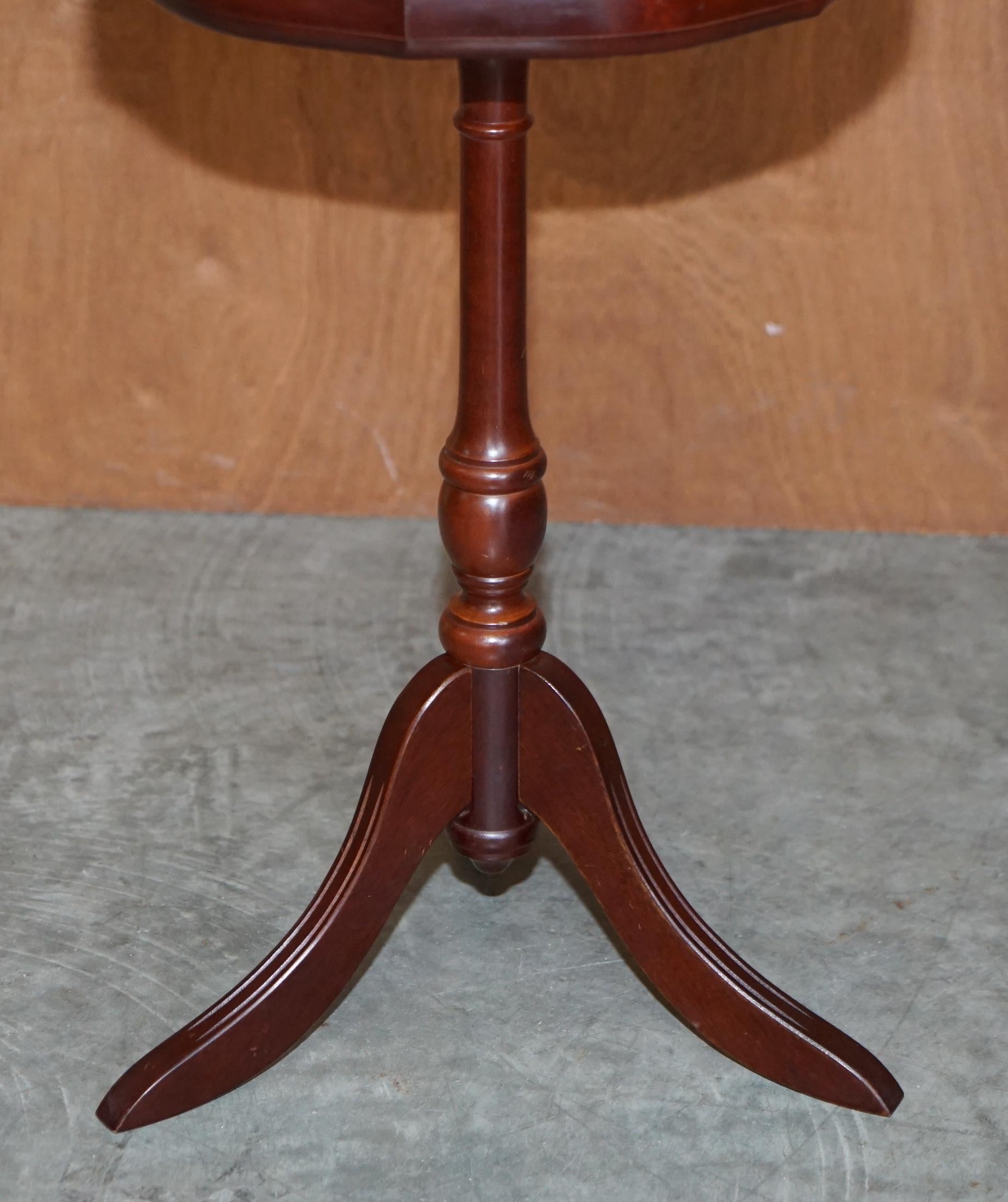 20th Century Stunning Hardwood Pie Crust Edge Green Leather Tripod Side End Lamp Wine Table For Sale