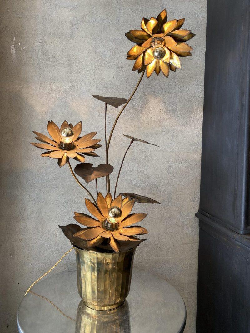 Sculptural floor or table lamp formed in the 1970s in quality brass, and by the renowned brand Maison Jansen.

Charming brass flowers staggered in 2 layers of flowers, with elegant light bulbs.

Of note is the beautiful pot-shaped bowl in