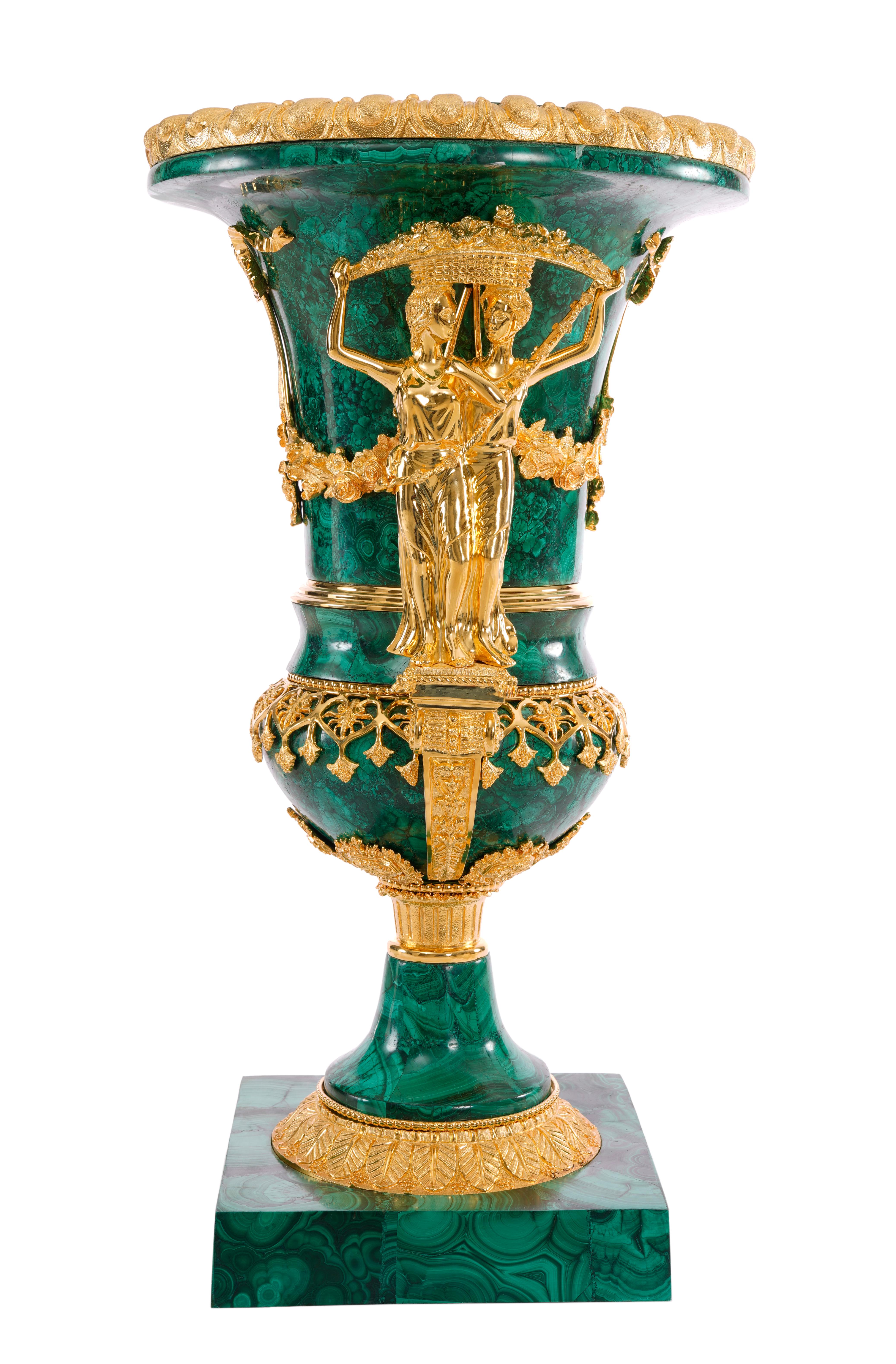 Le luxe à l'état pur et l'originalité de ce vase en malachite et laiton. La malachite est une pierre précieuse que l'on trouve généralement en petites quantités et qui s'est formée au cours de milliers d'années. La propriété la plus frappante de la