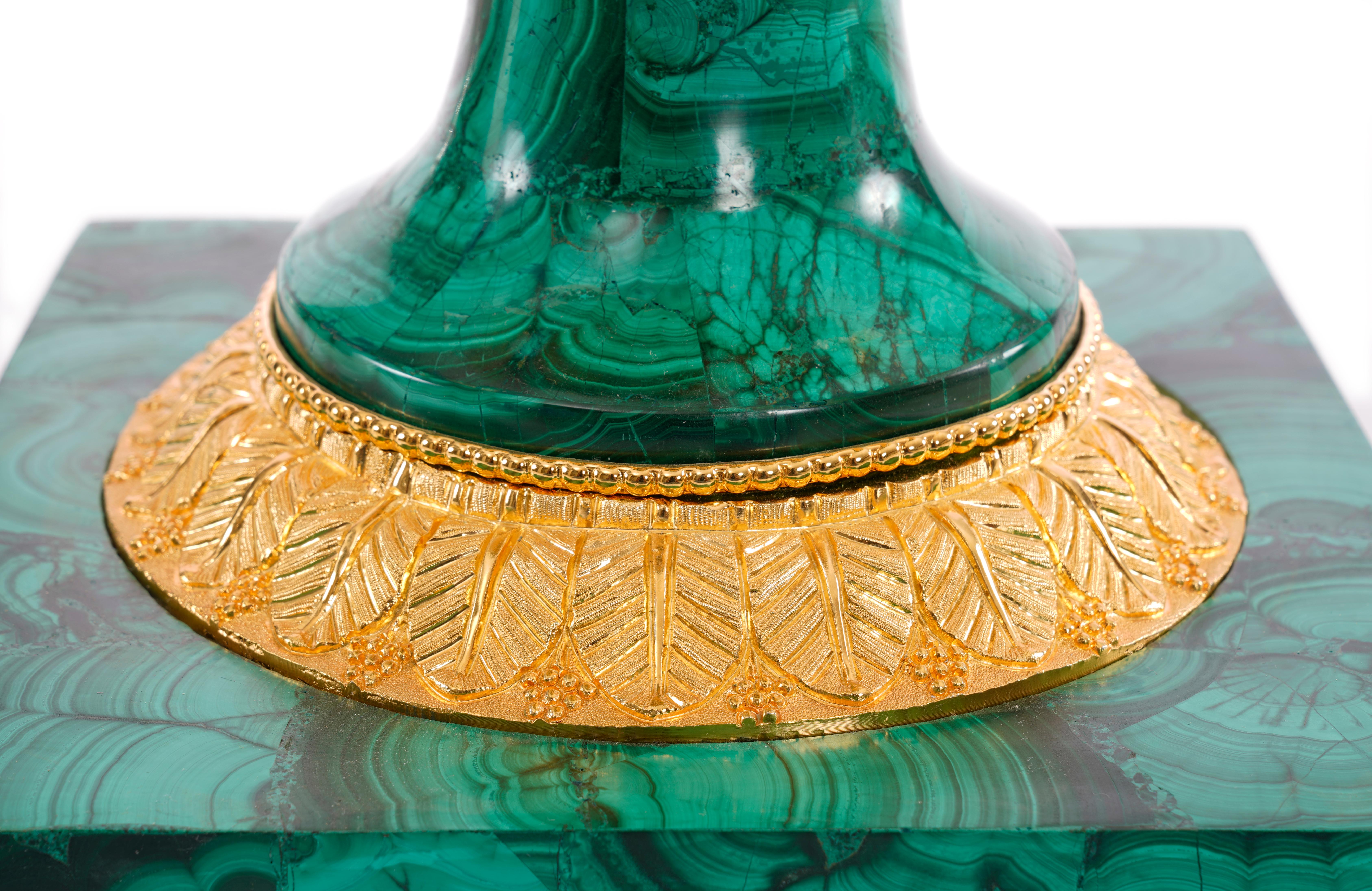 Romain classique Superbe vase en malachite et laiton en vente