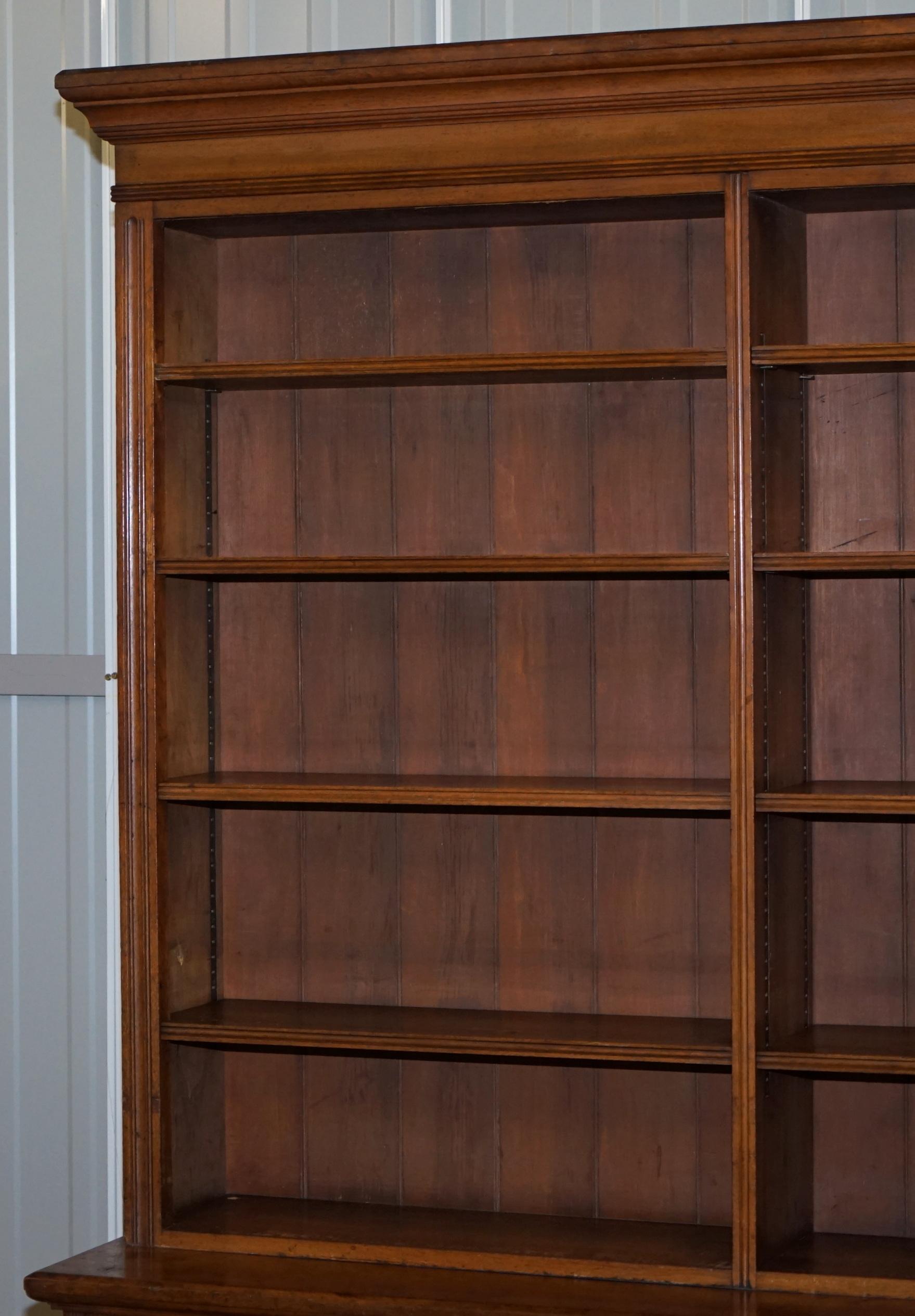 Victorien Superbe bibliothèque victorienne en chêne Maple & Co avec tiroirs estampillée Serial N en vente