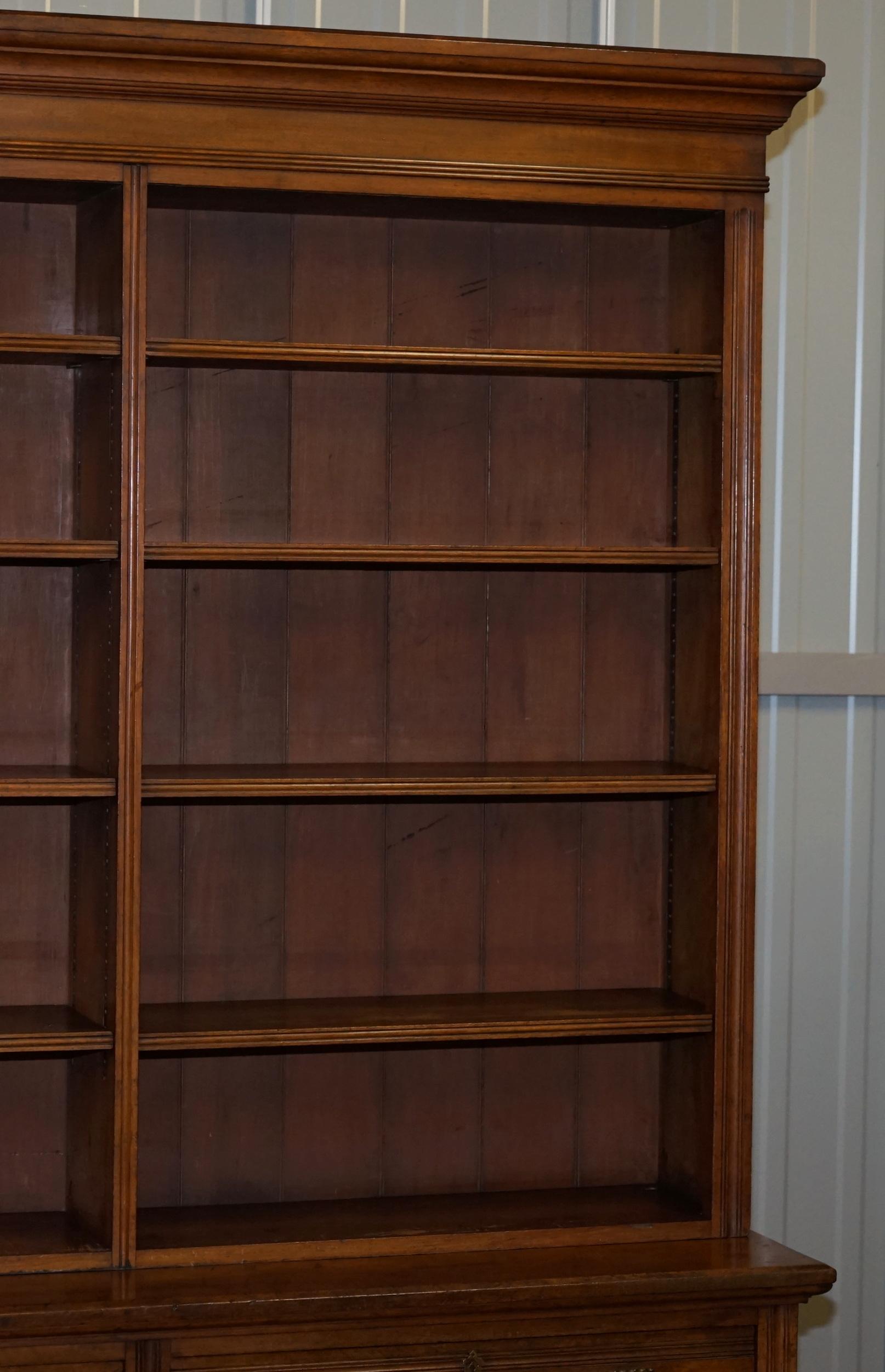 Anglais Superbe bibliothèque victorienne en chêne Maple & Co avec tiroirs estampillée Serial N en vente