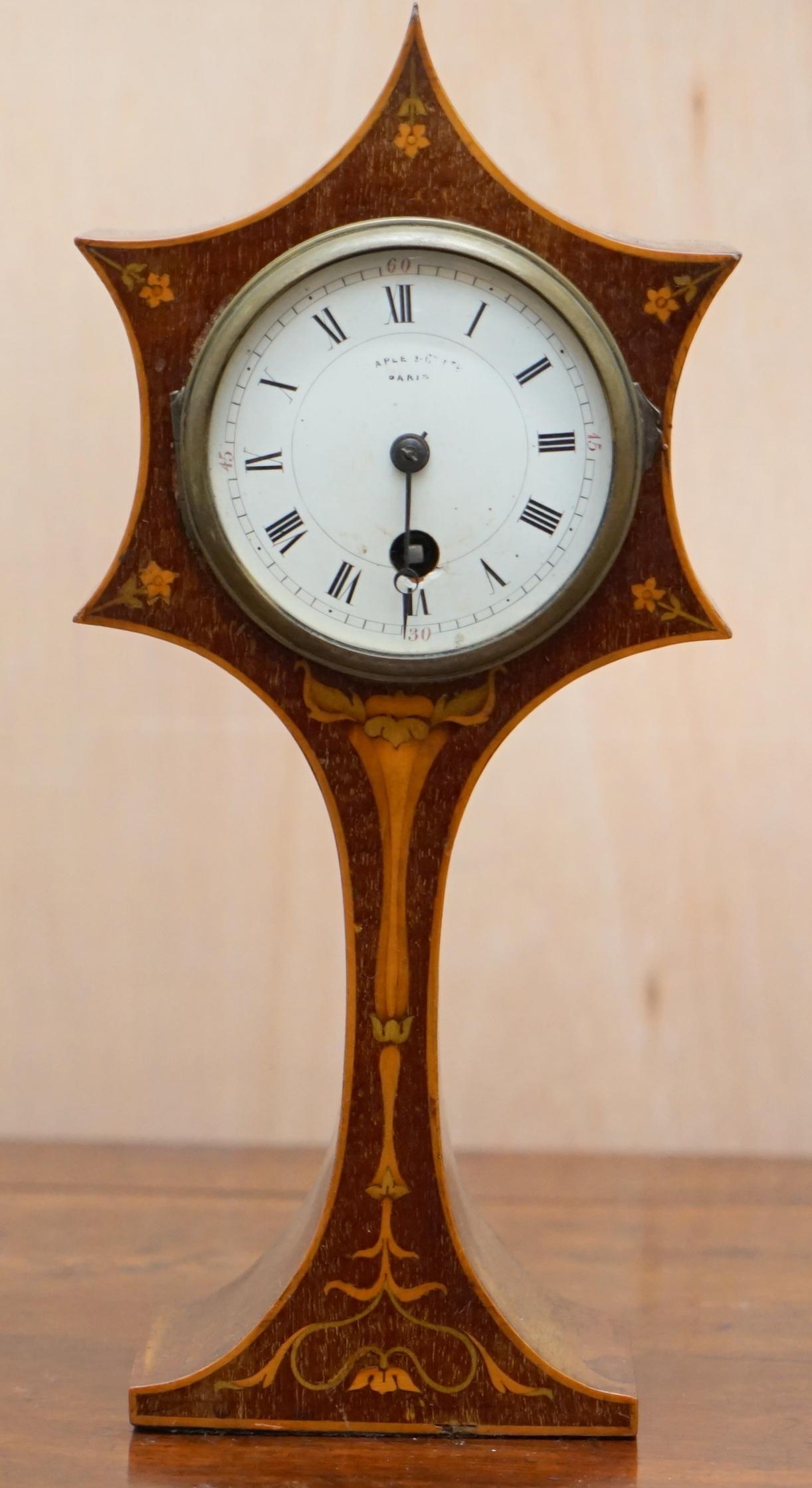 Wimbledon-Furniture

Wimbledon-Furniture a le plaisir de proposer à la vente cette ravissante horloge de cheminée en acajou marqueté Maple & Co Art Nouveau, datant de 1890

Une très belle pièce décorative, la marqueterie est particulièrement