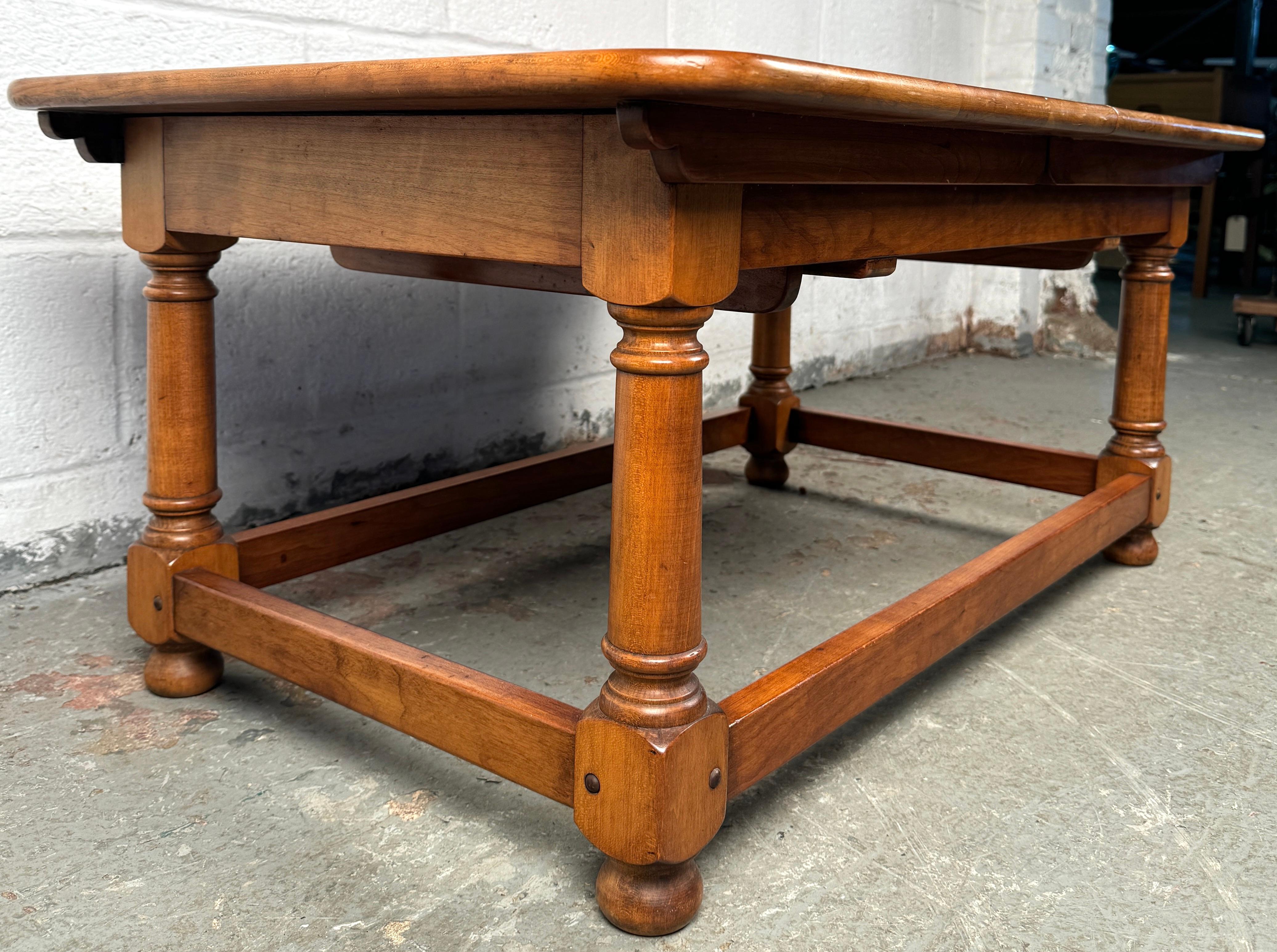 Stunning Maple Draw Leaf Coffee Table By Stickley In Good Condition For Sale In Brooklyn, NY
