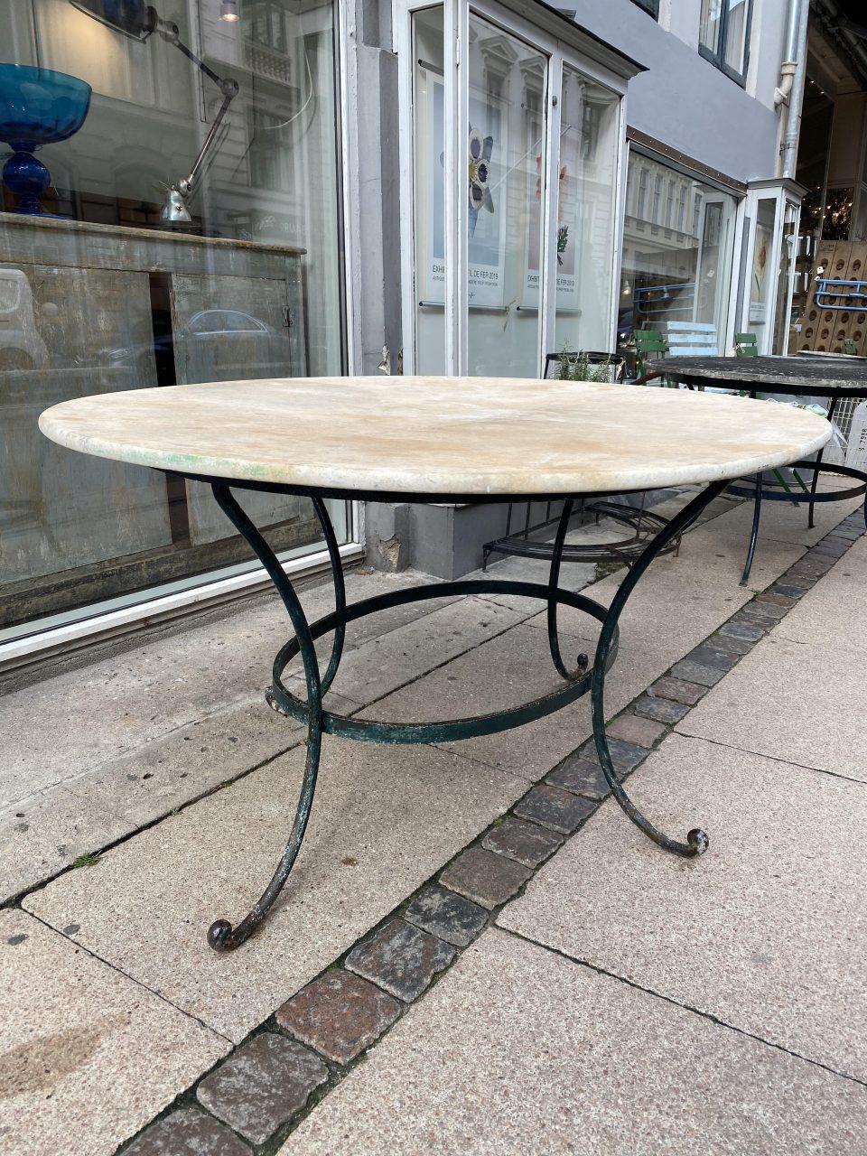 Super elegant vintage French marble table, with a beautifully curved base in carriage green painted wrought iron. A lovely large elliptical solid marble top, easily room for 6 people to sit around.

The table has the most delicious raw and