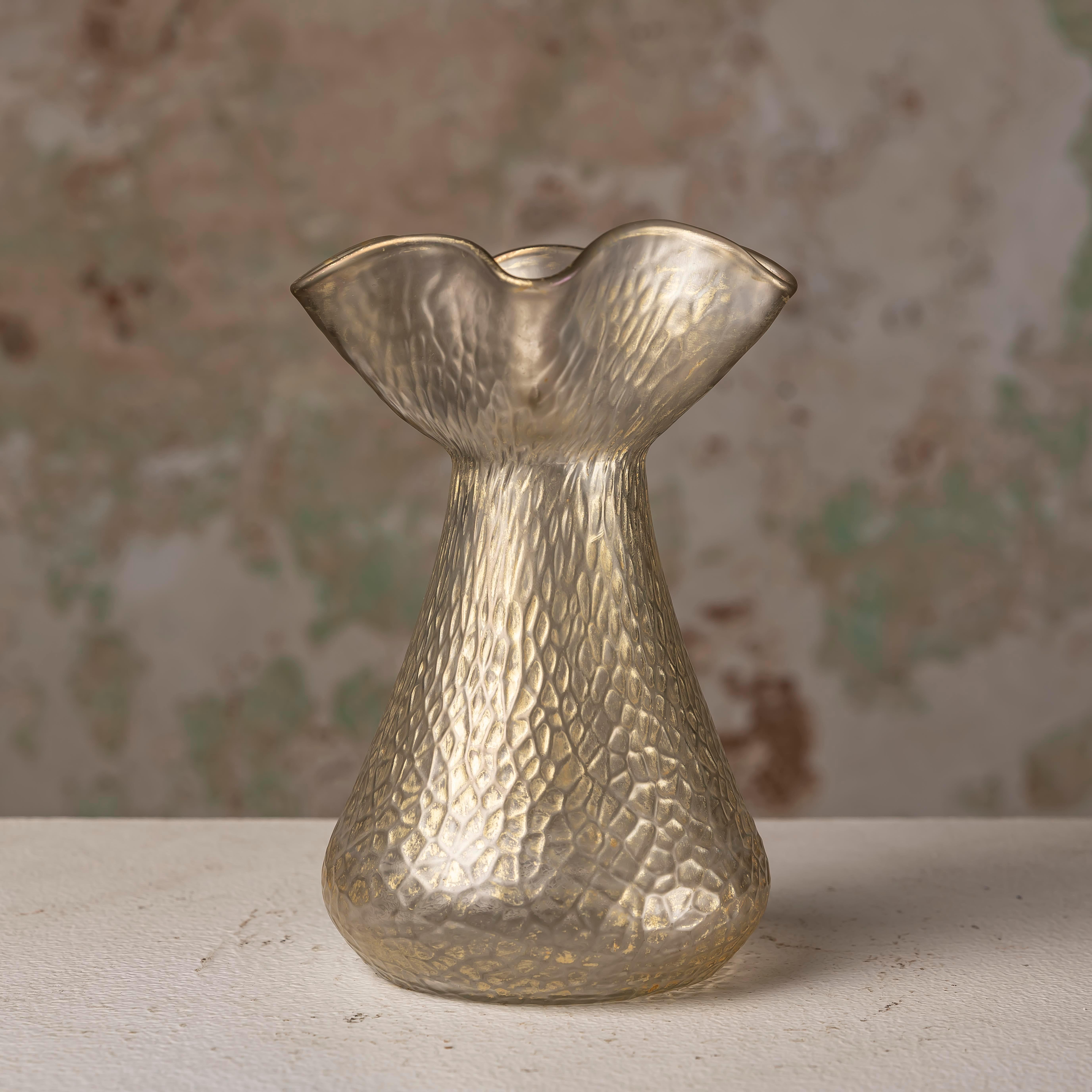Jugendstil Stupendo vaso in vetro soffiato iridescente Martelé di Wilhelm Kralik Sohn in vendita