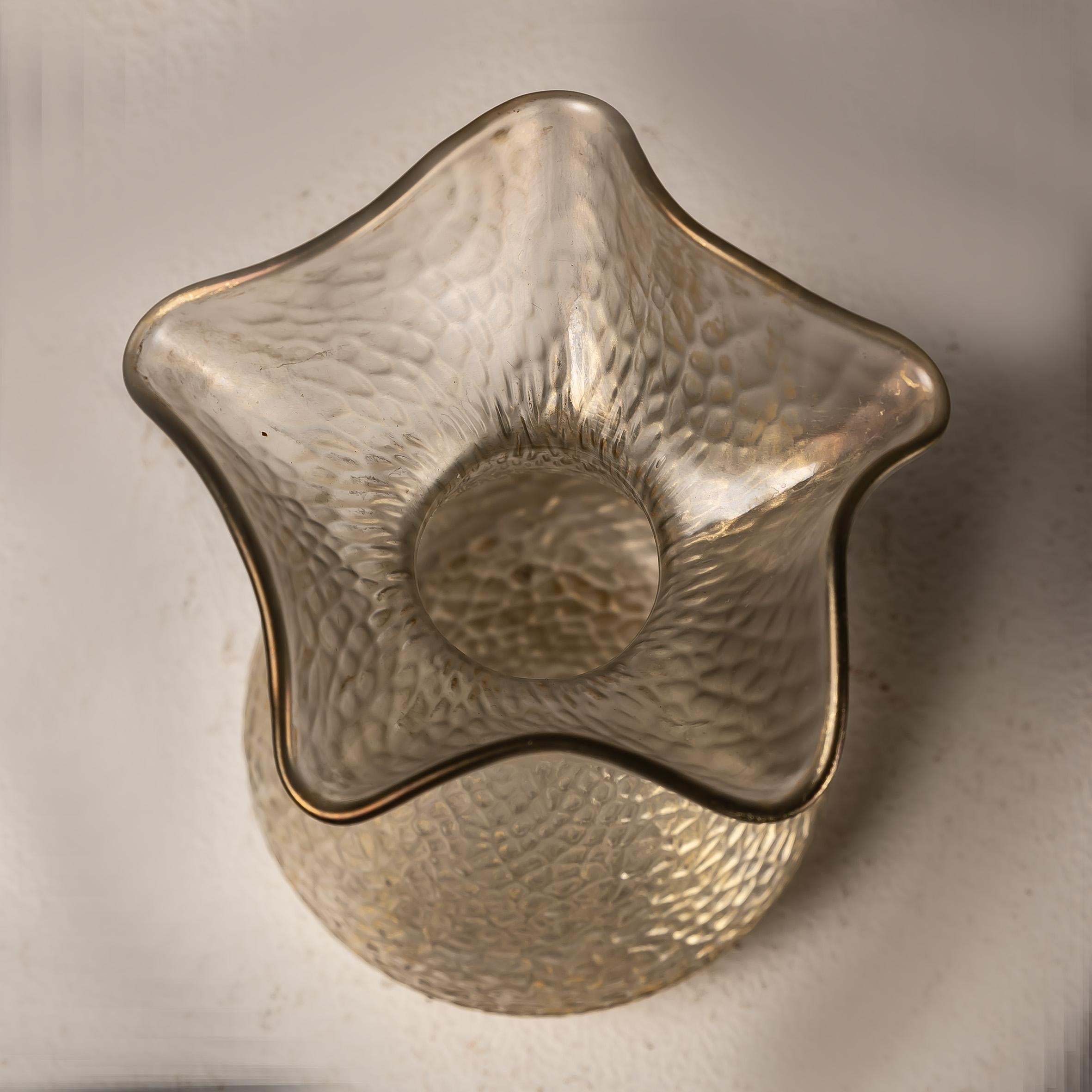 Austriaco Stupendo vaso in vetro soffiato iridescente Martelé di Wilhelm Kralik Sohn in vendita