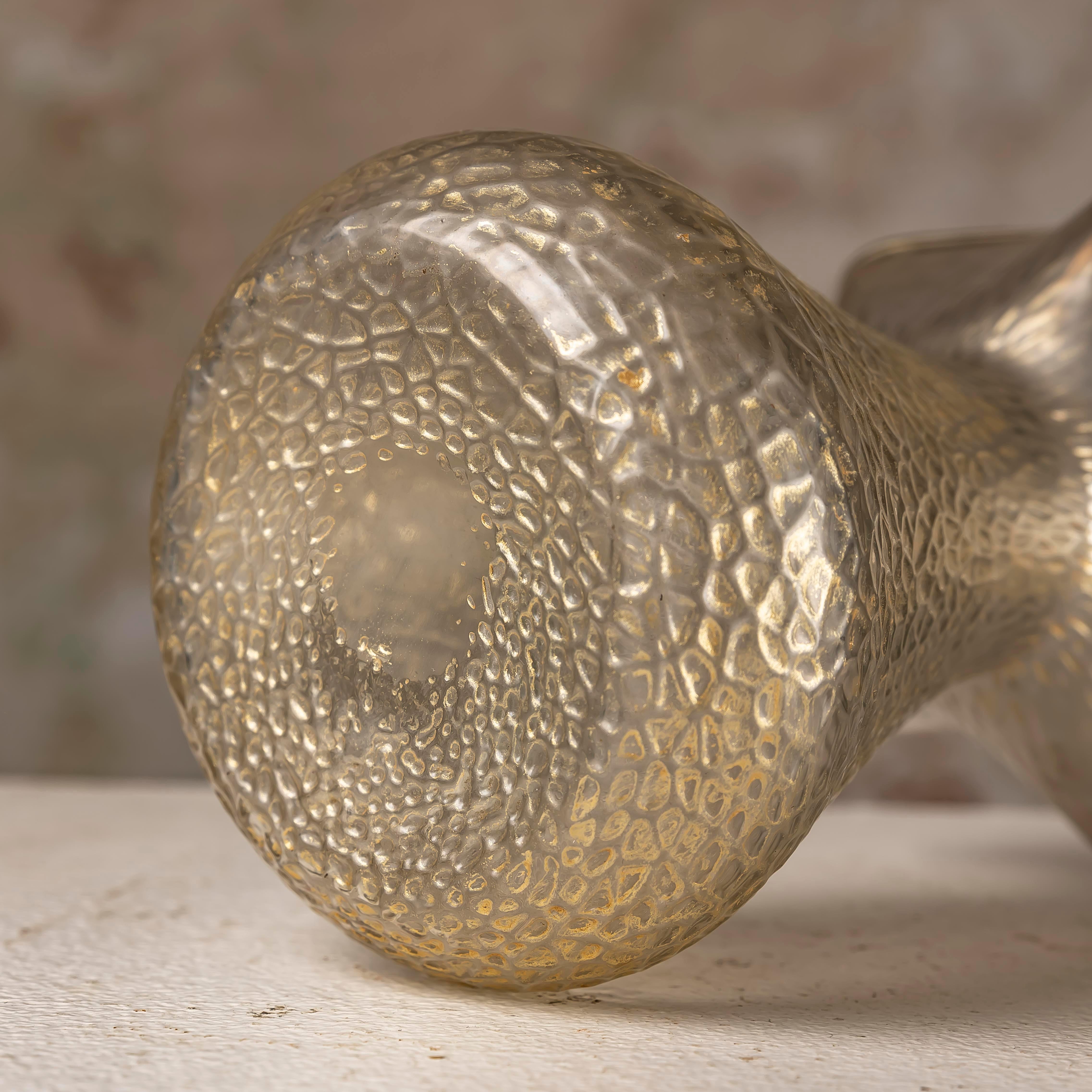 XX secolo Stupendo vaso in vetro soffiato iridescente Martelé di Wilhelm Kralik Sohn in vendita