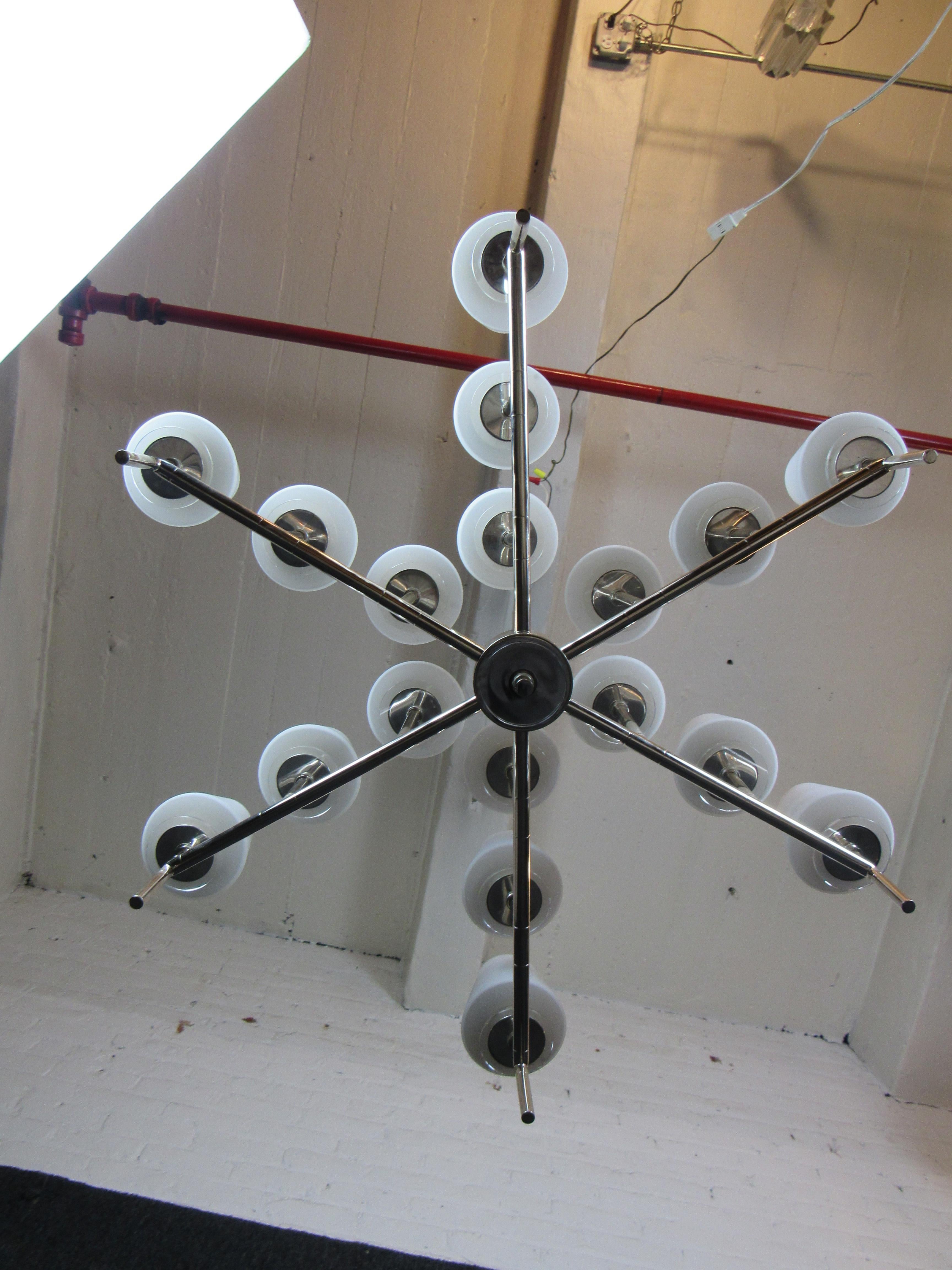 20ième siècle Superbe lustre massif de 18 ampoules en verre dépoli en vente