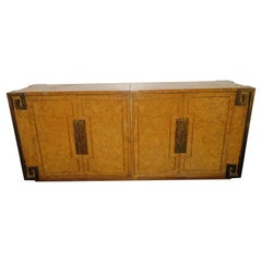 Splendida credenza Mastercraft in radica di Amboyna e ottone a chiave greca del Medioevo
