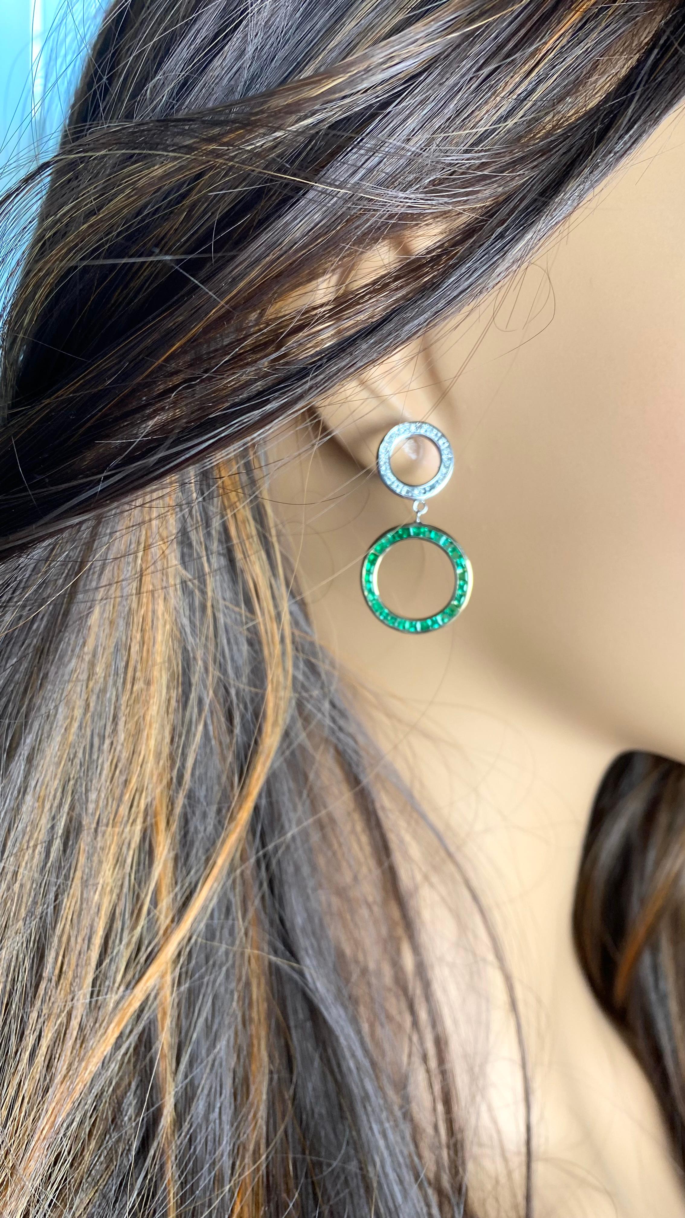 Stunning Masterpiece Emerald Diamond Interlocking Circles Yellow Gold Earring For Sale 3