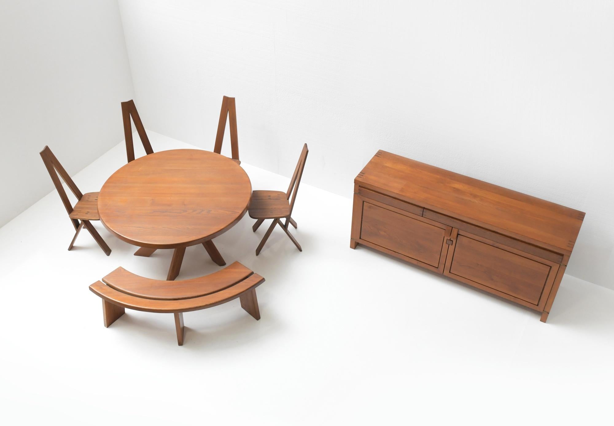 Incroyable et rare ensemble assorti de son premier propriétaire en ELM massif.
Acheté en 1969. La table est estampillée 69.
Encore 100% d'origine. 

Le bois n'a jamais été poncé ni restauré.
La patine et la couleur sont