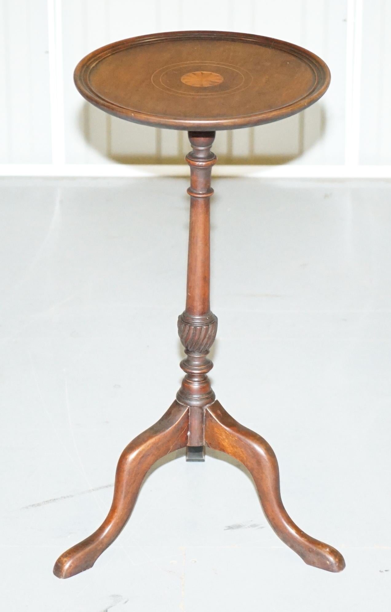 We are delighted to offer for sale this lovely medium sized mahogany Sheraton revival lamp or wine table

A very good looking and well made piece, it mahogany with decorative Sheraton revival style inlay to the top

We have cleaned waxed and