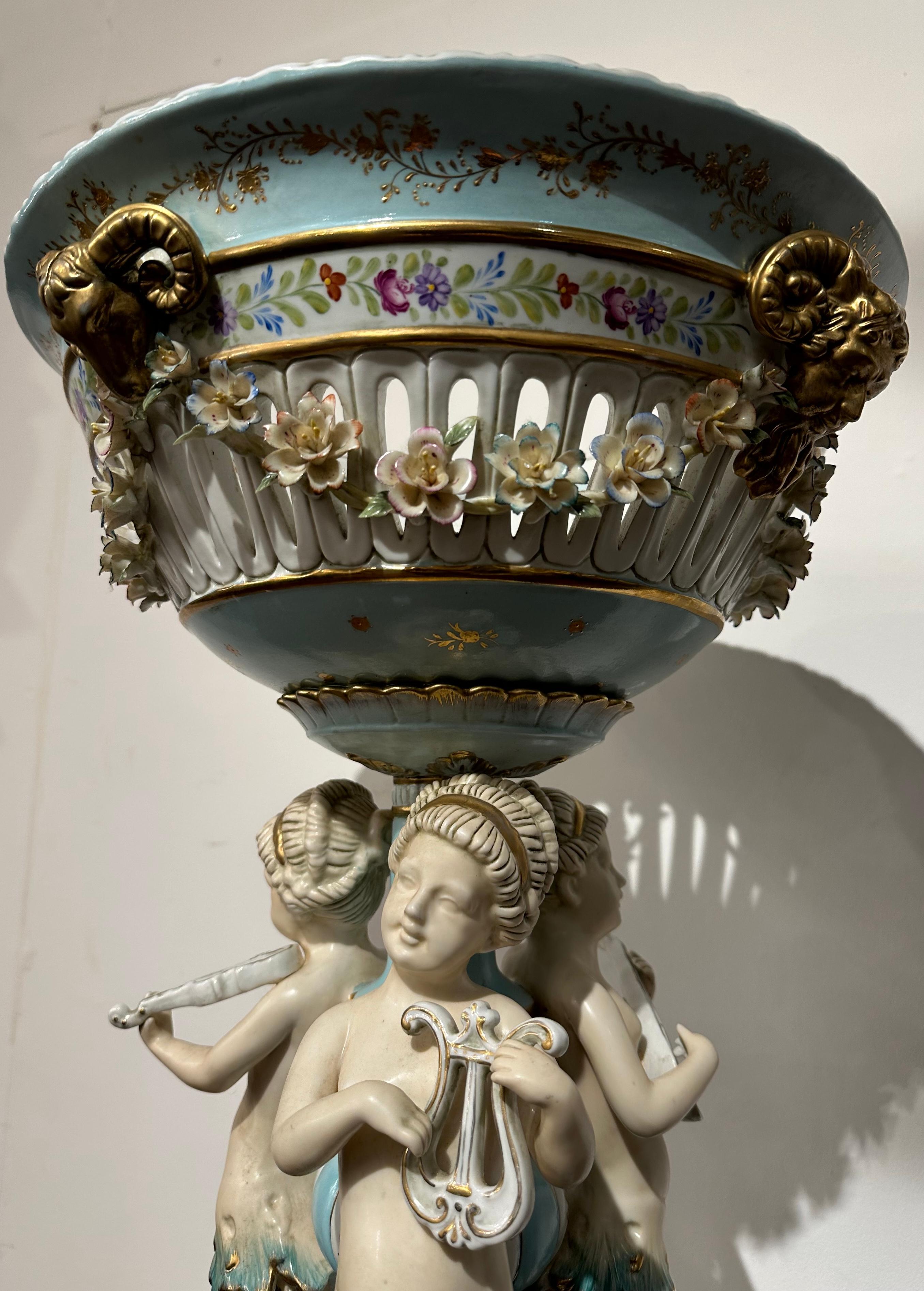 Stunning Meissen Style Centrepiece In Good Condition For Sale In Southall, GB