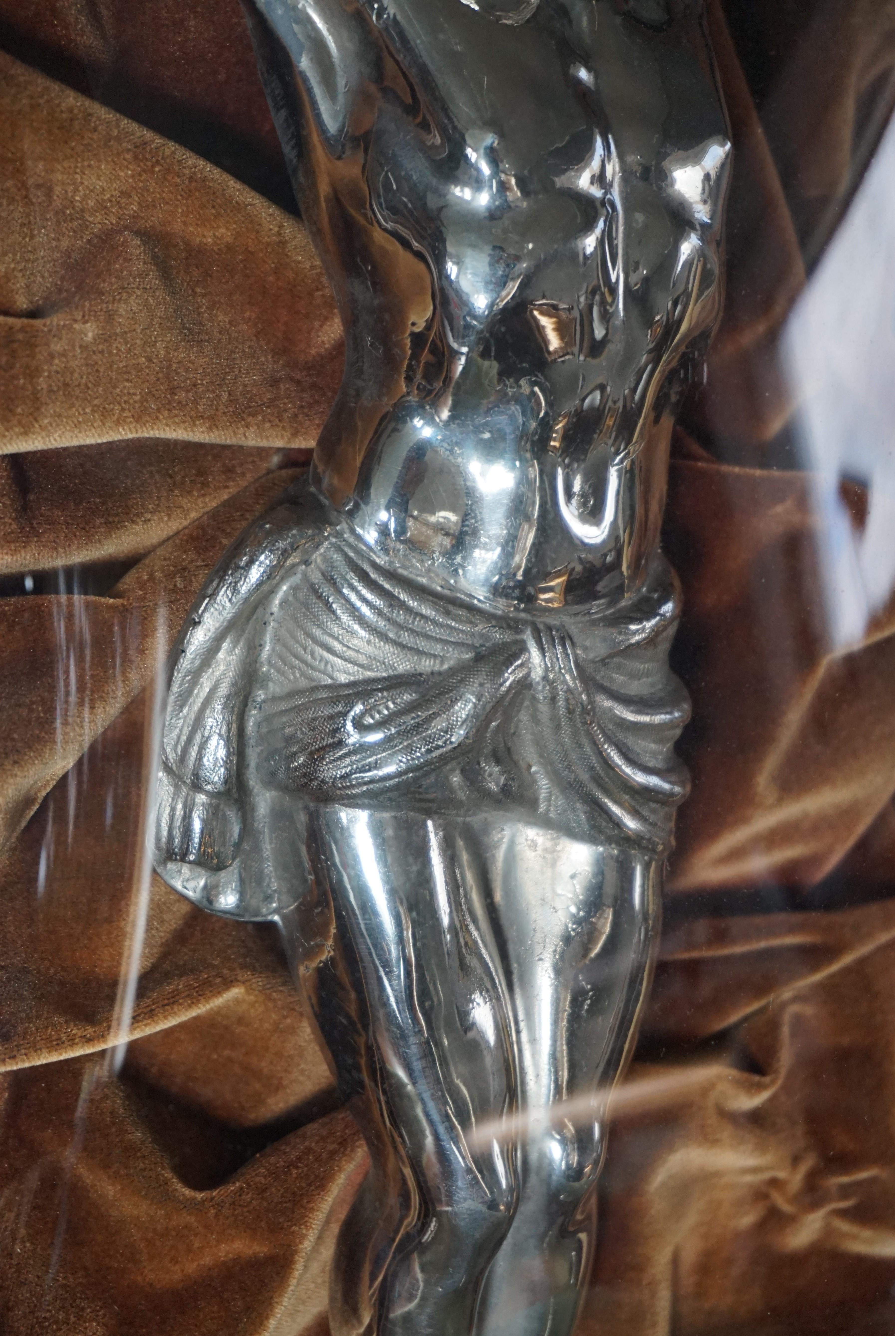 Stunning Mercury Silver Color Antique Metal Corpus of Christ Behind a Glass Dome In Excellent Condition For Sale In Lisse, NL