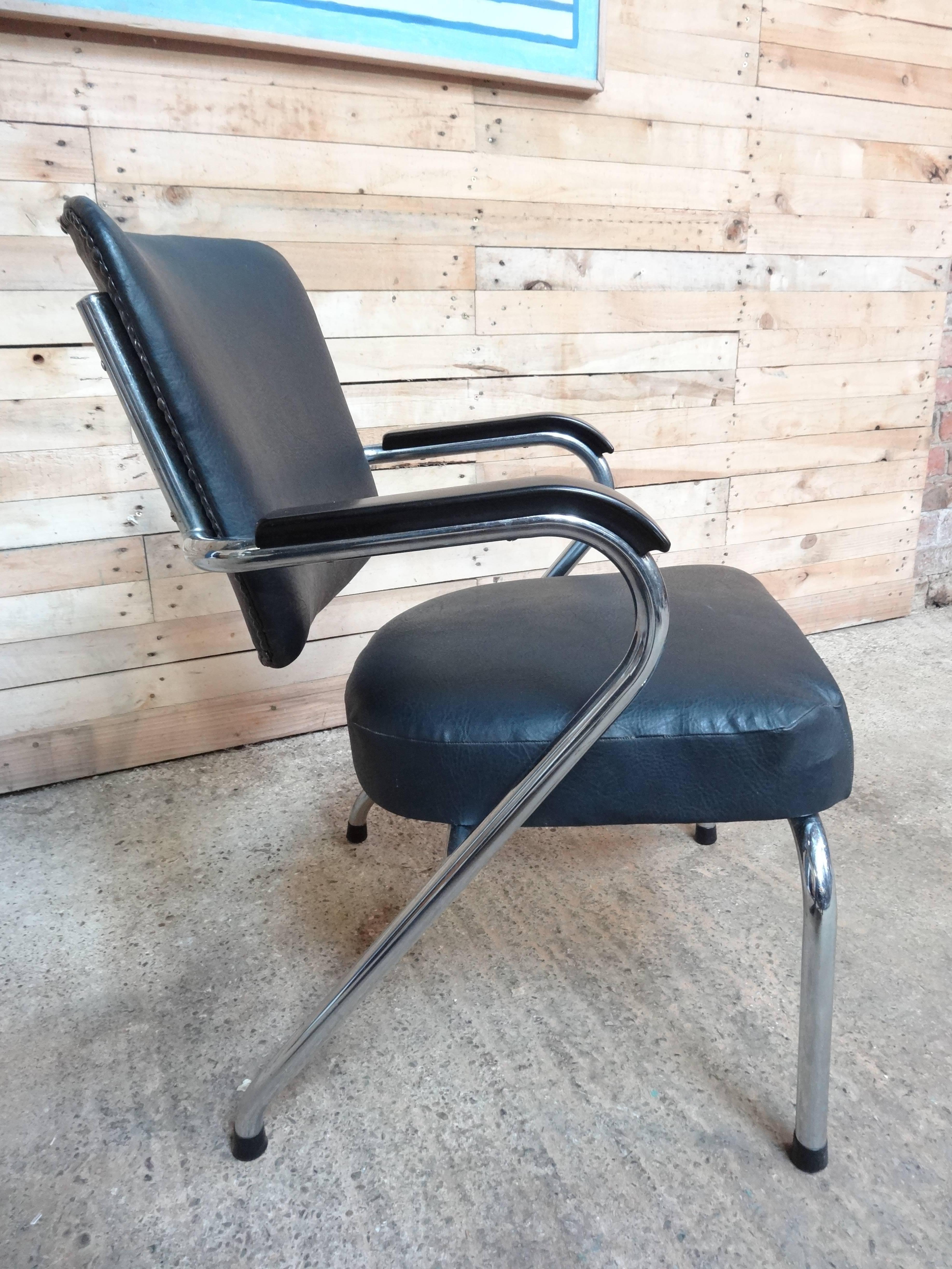 Stunning 1950s retro barber armchair 

Chair is in very good vintage condition, 

Dimensions (approx), seat height 50cm, back 90cm, depth 60cm, width 54cm.