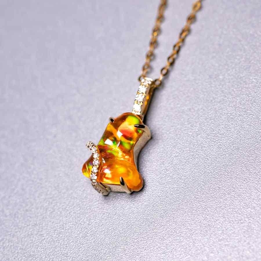 Taglio brillante Splendida collana con ciondolo in oro giallo 18 carati e opale di fuoco messicano e diamanti in vendita