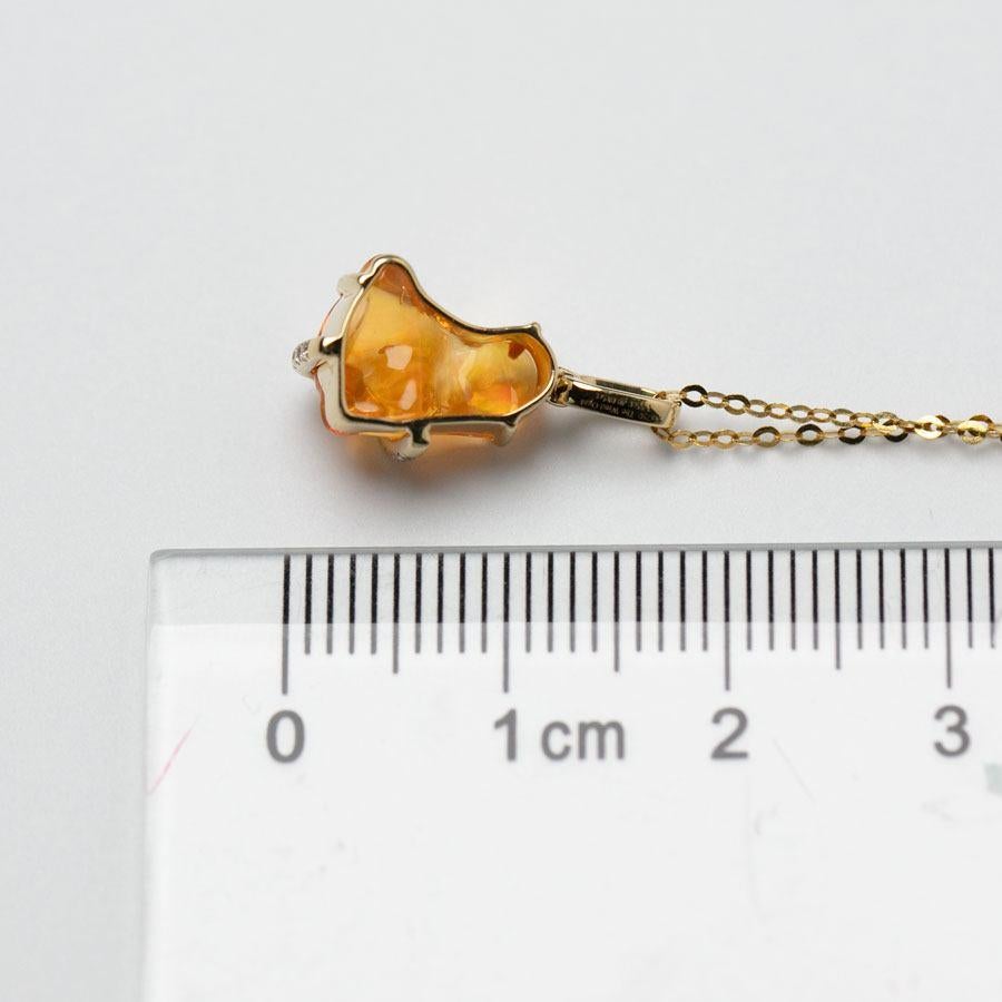 Donna Splendida collana con ciondolo in oro giallo 18 carati e opale di fuoco messicano e diamanti in vendita