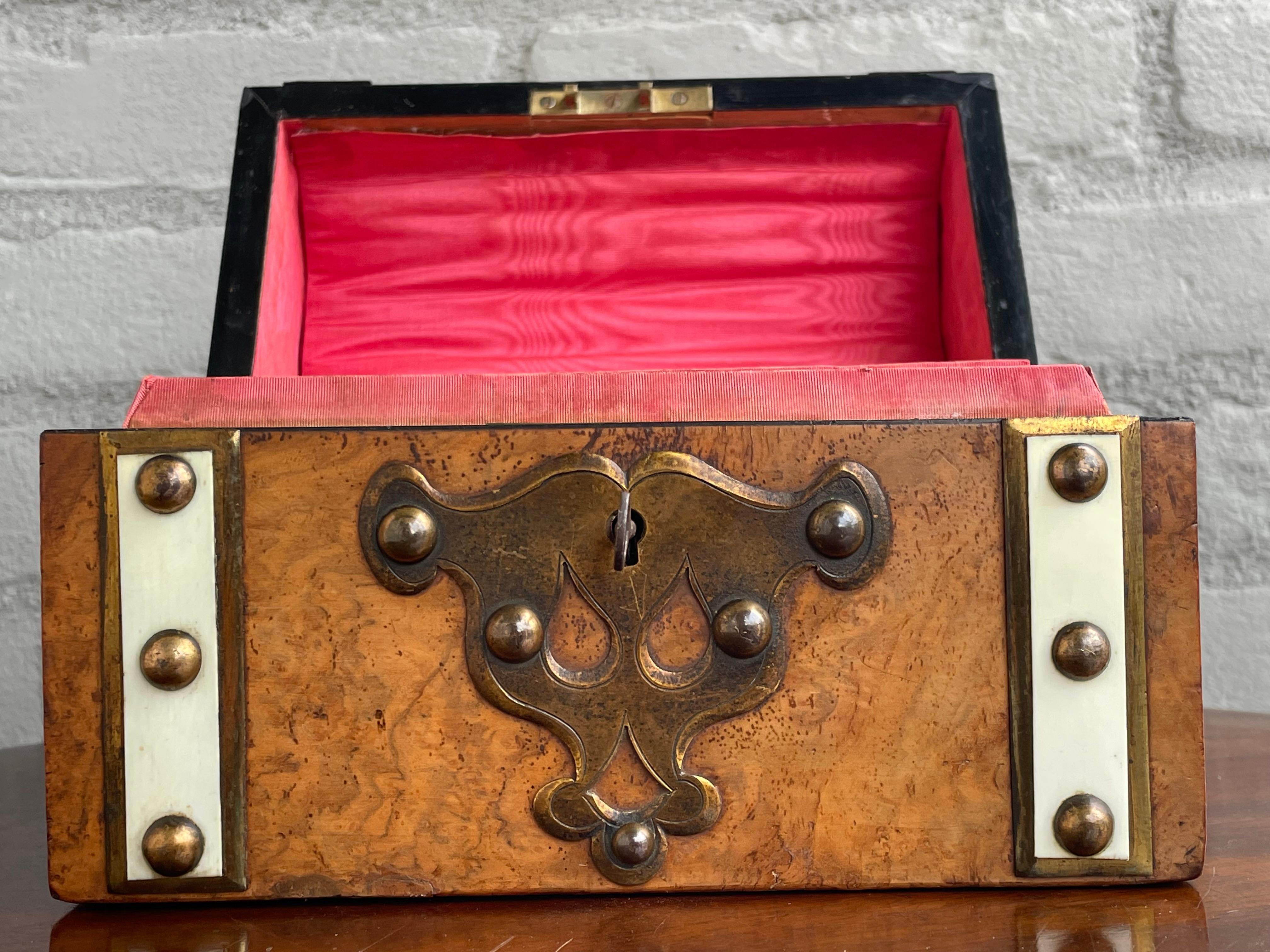 Impresionante Caja de escritorio / cartas de nogal burl y latón de mediados de 1800 con interior sedoso 2