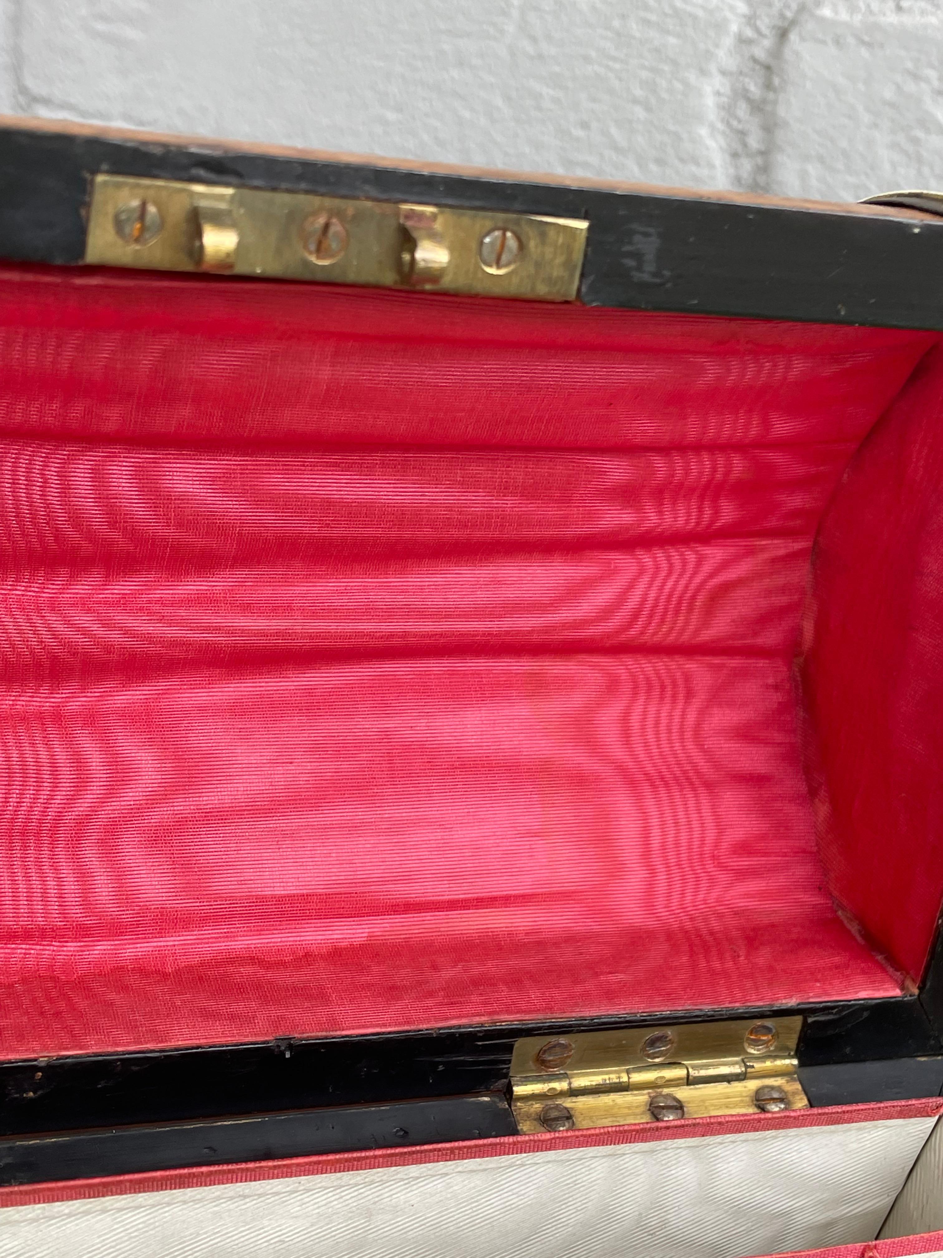 Impresionante Caja de escritorio / cartas de nogal burl y latón de mediados de 1800 con interior sedoso 3