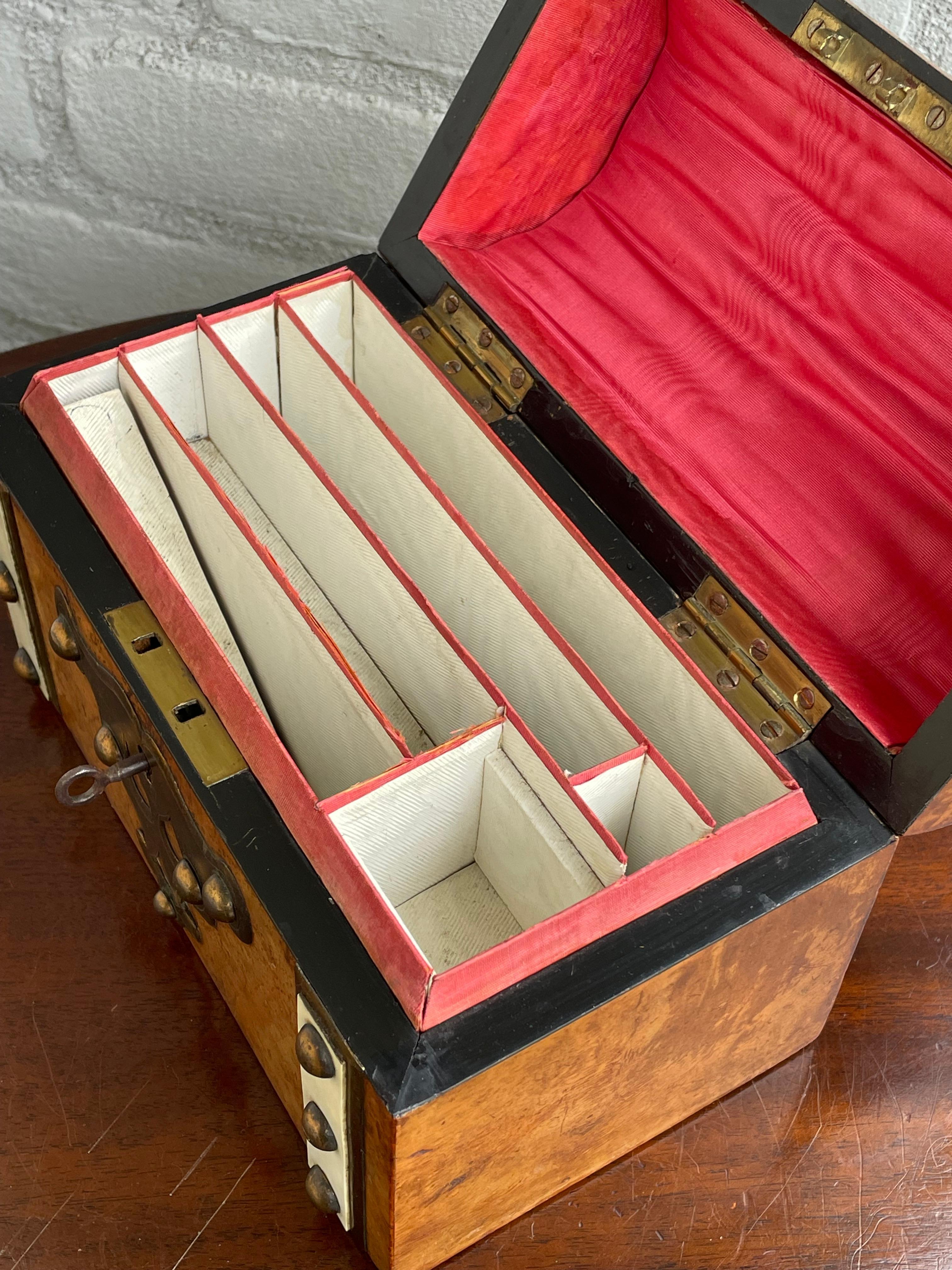 Impresionante Caja de escritorio / cartas de nogal burl y latón de mediados de 1800 con interior sedoso 4