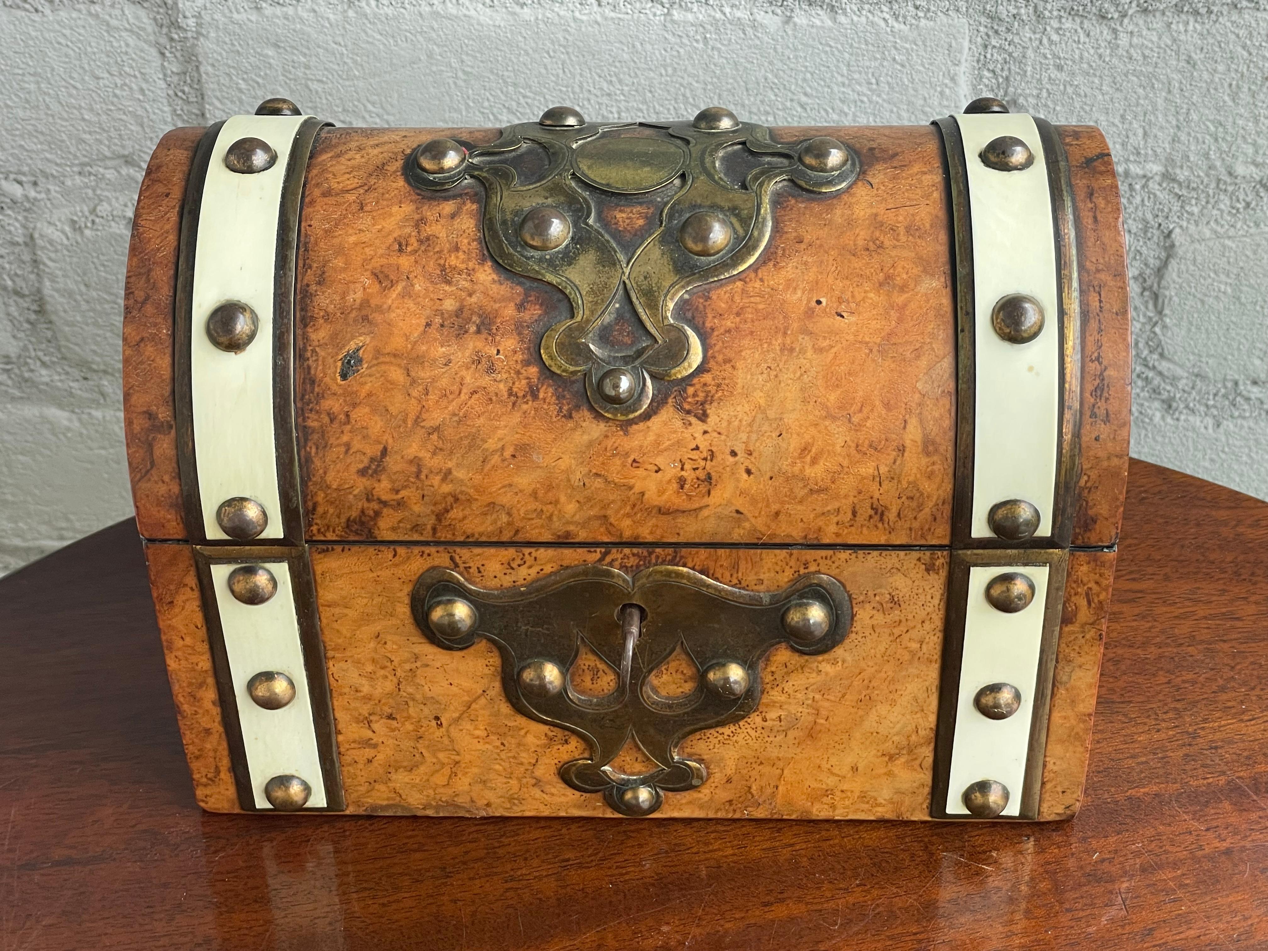 Impresionante Caja de escritorio / cartas de nogal burl y latón de mediados de 1800 con interior sedoso 5