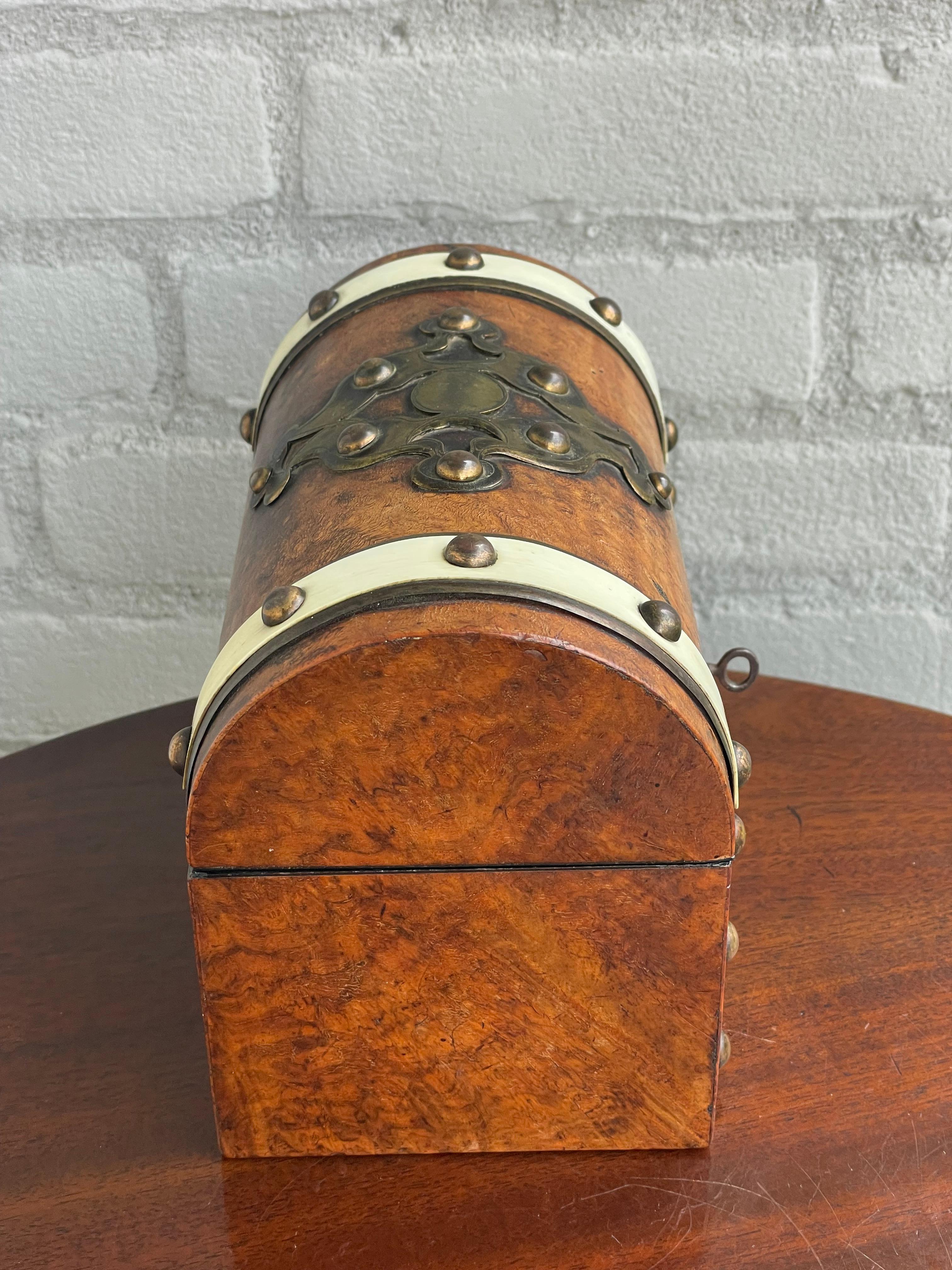 Impresionante Caja de escritorio / cartas de nogal burl y latón de mediados de 1800 con interior sedoso 6