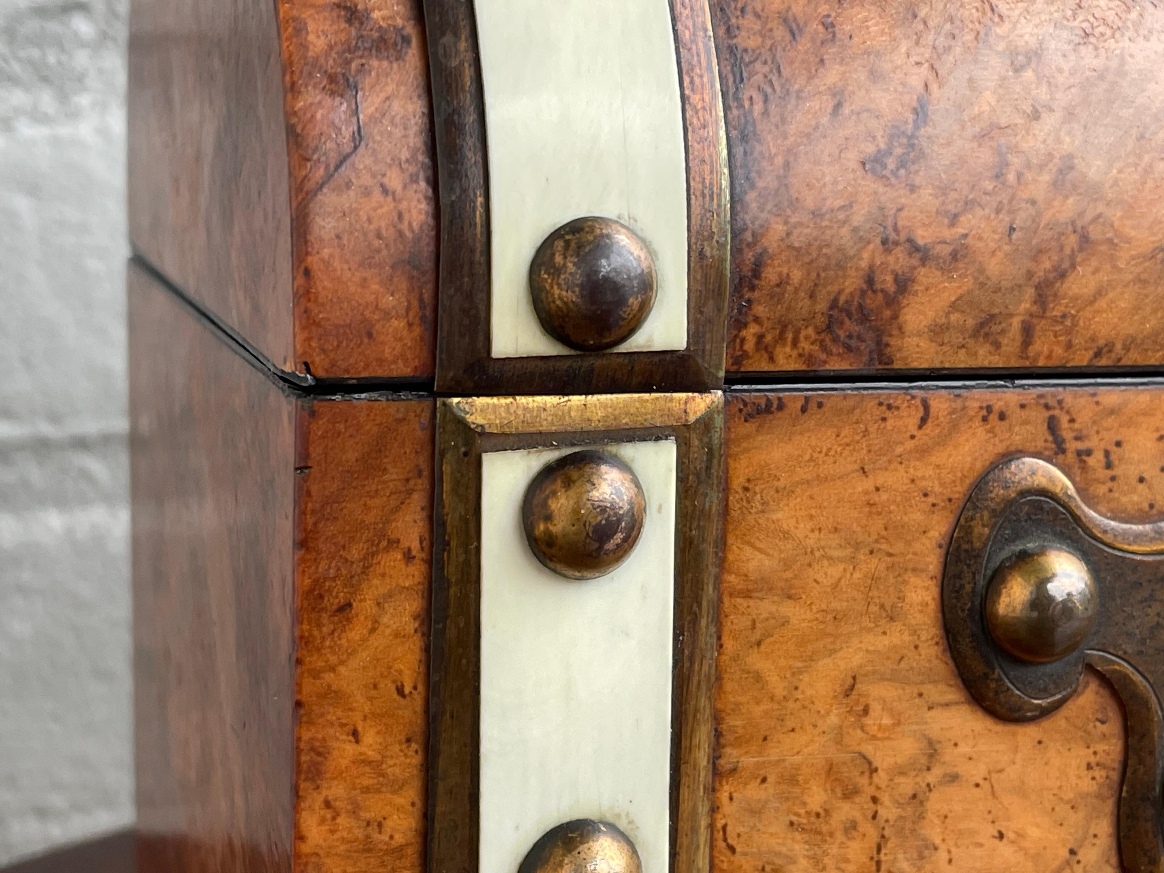 Impresionante Caja de escritorio / cartas de nogal burl y latón de mediados de 1800 con interior sedoso 7