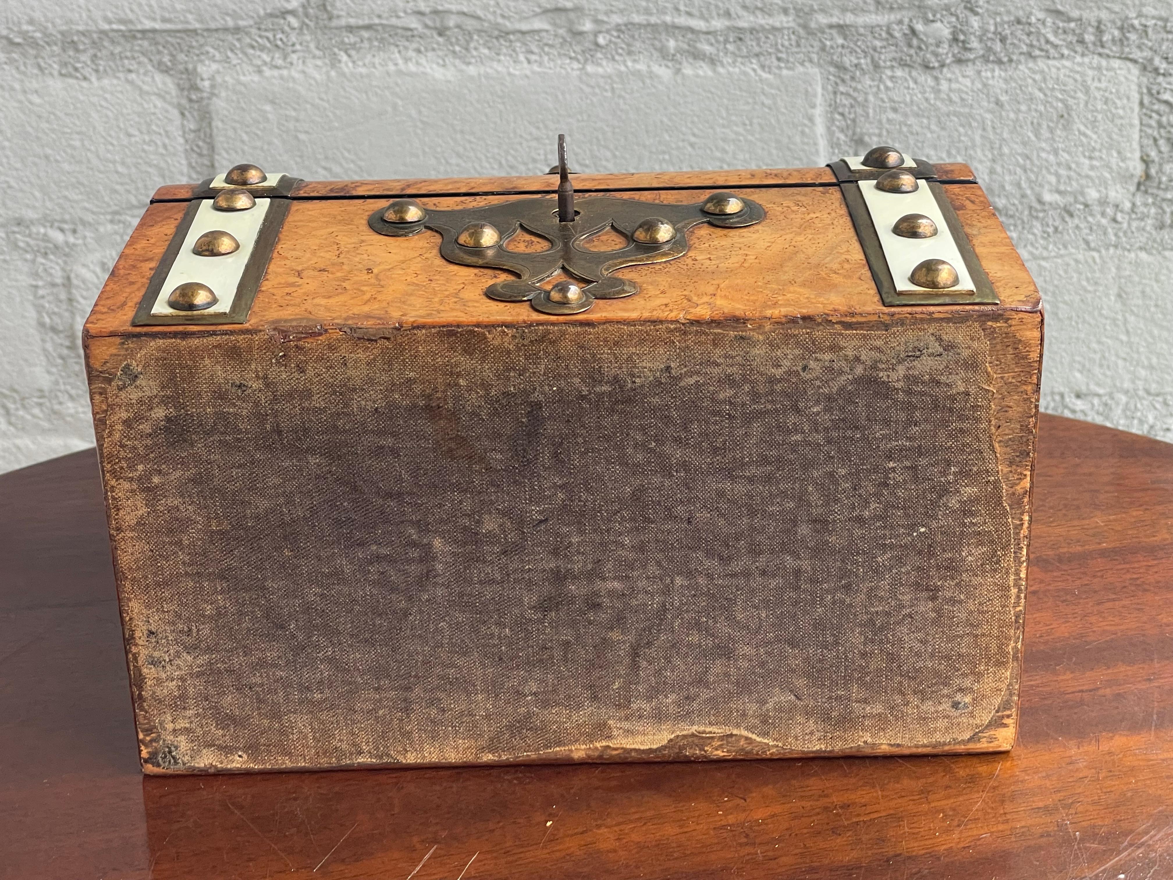 Impresionante Caja de escritorio / cartas de nogal burl y latón de mediados de 1800 con interior sedoso 8