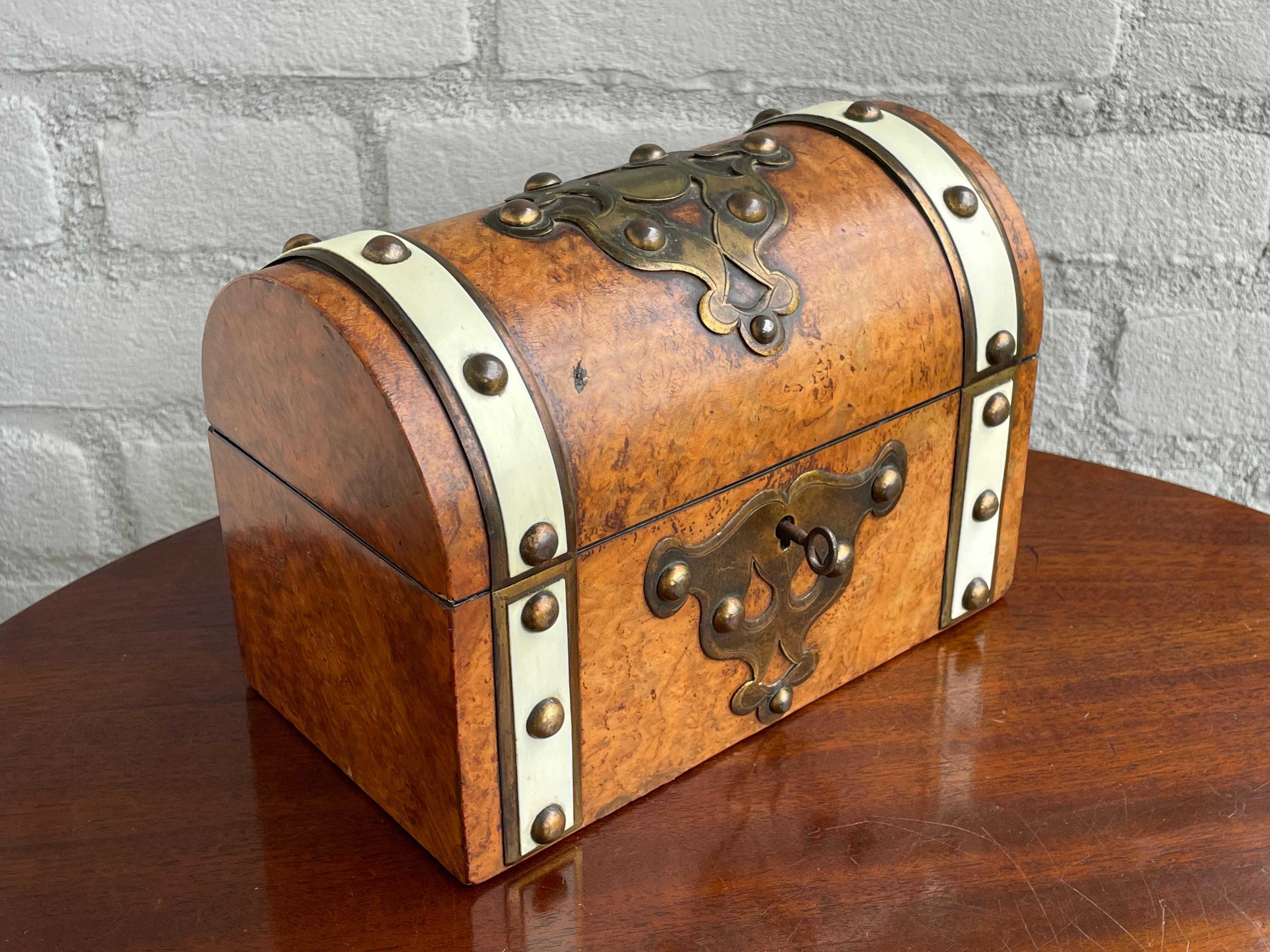 Caja antigua de gran calidad y muy buen estado para los entendidos.

A lo largo de los años hemos tenido el placer de poseer y vender algunas cajas antiguas realmente hermosas, y esta caja artesanal está a la altura de las mejores. El nogal burilado