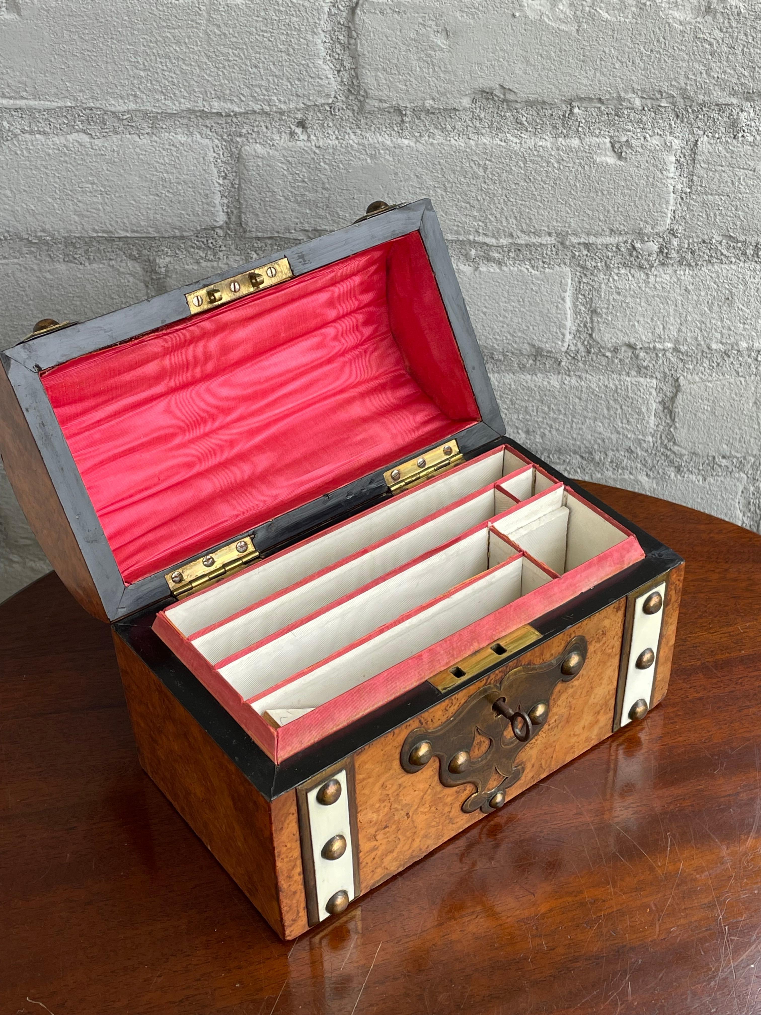 Impresionante Caja de escritorio / cartas de nogal burl y latón de mediados de 1800 con interior sedoso Victoriano