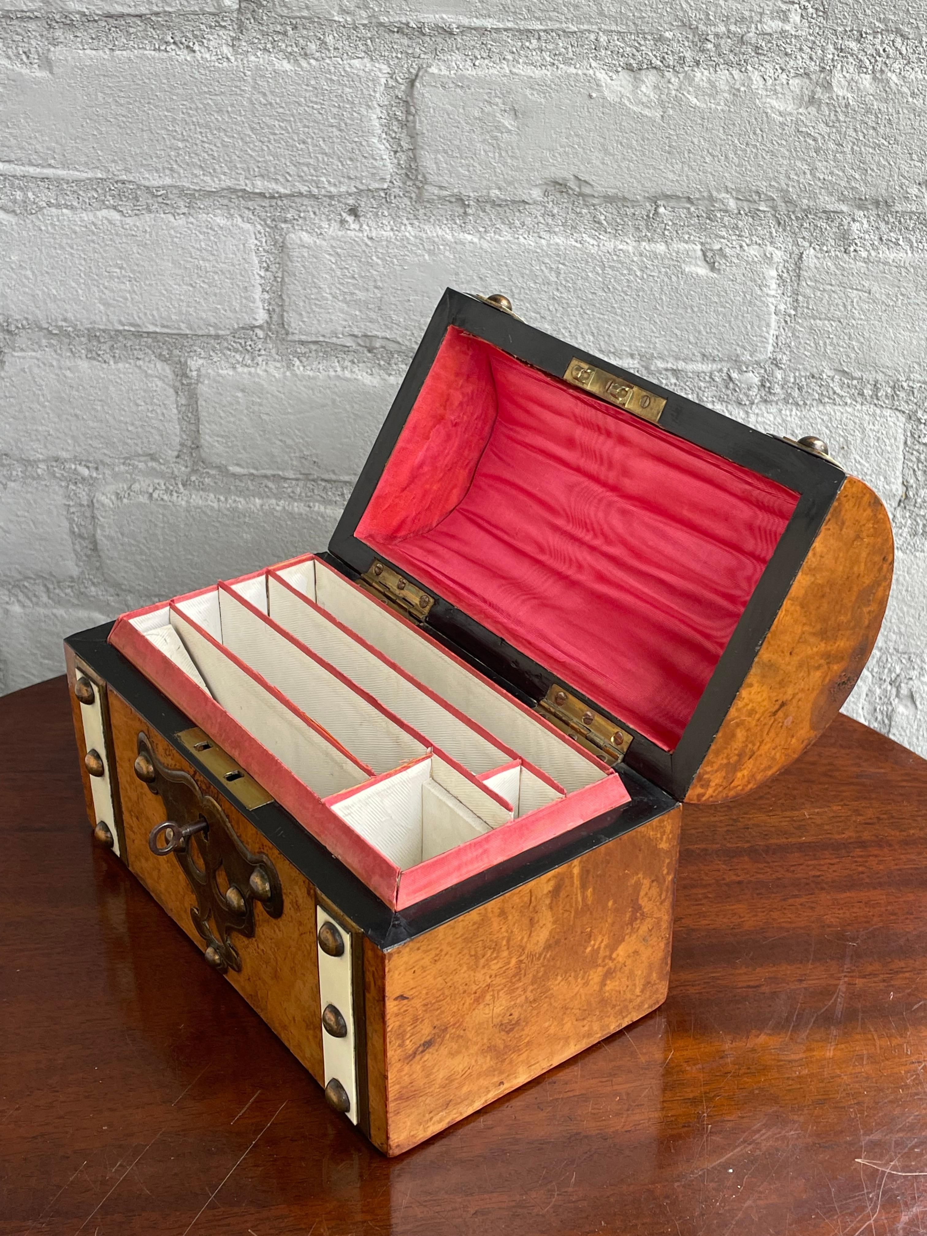 Impresionante Caja de escritorio / cartas de nogal burl y lat�ón de mediados de 1800 con interior sedoso Inglés