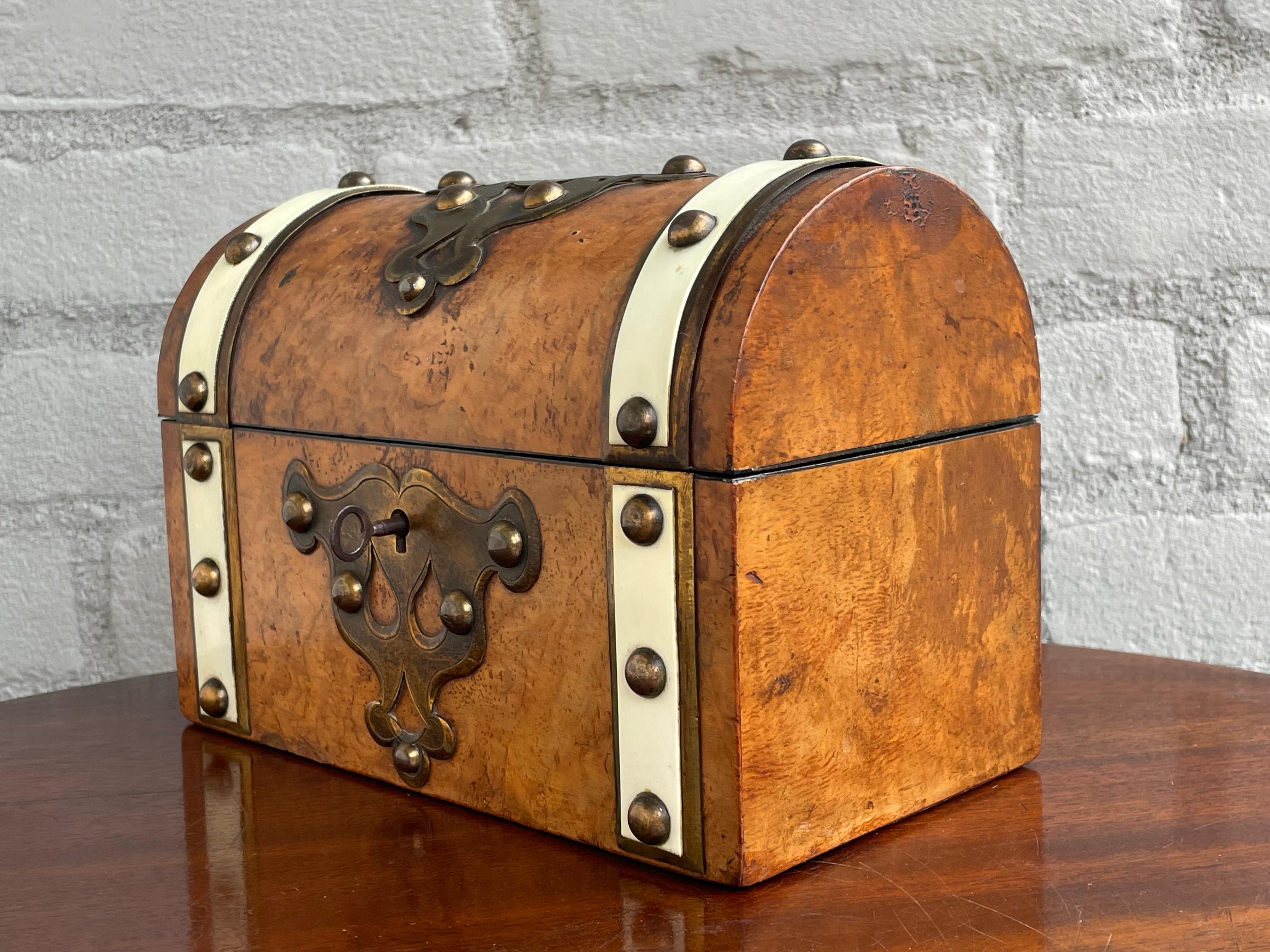 Impresionante Caja de escritorio / cartas de nogal burl y latón de mediados de 1800 con interior sedoso Forjado