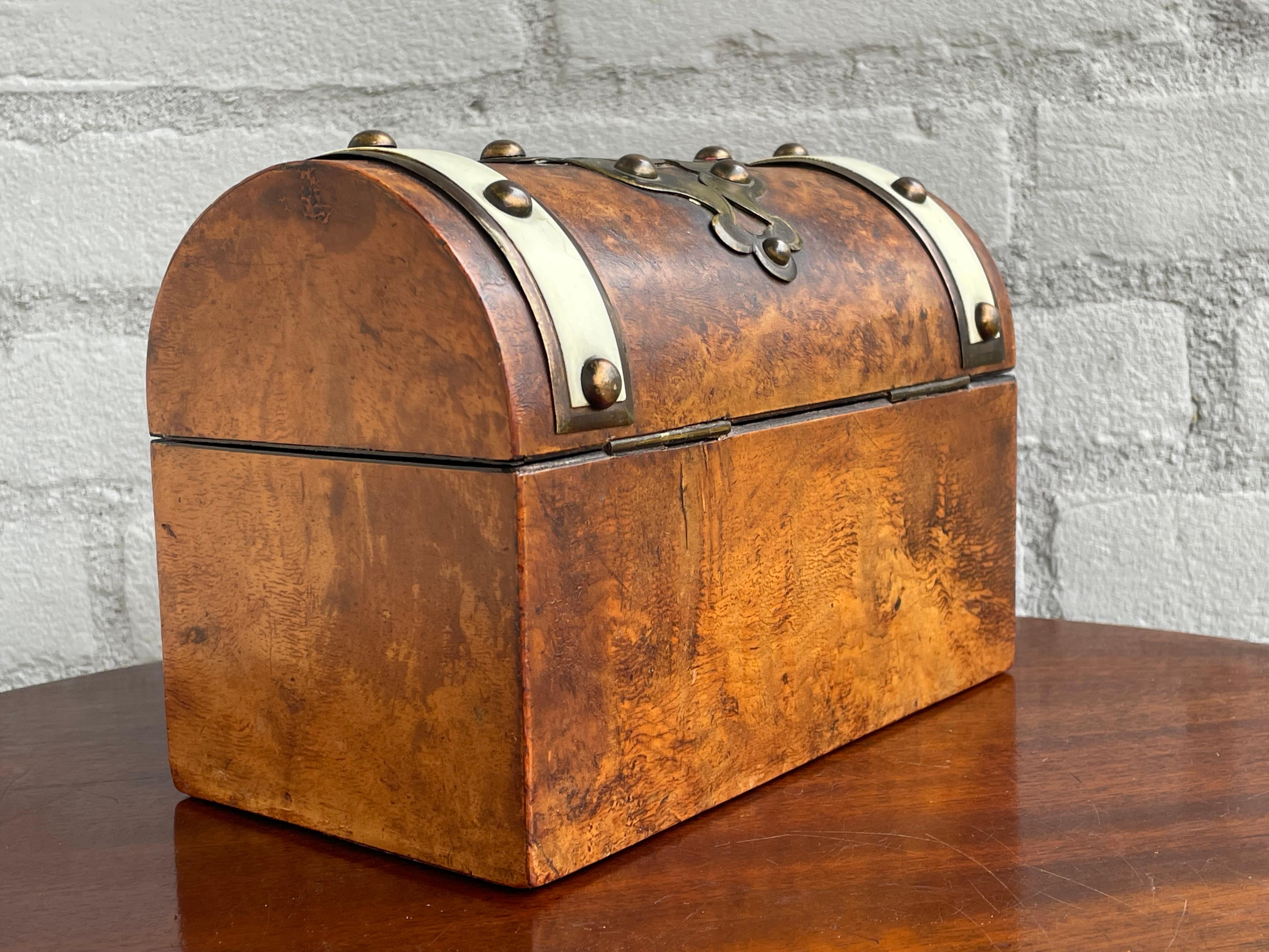 Impresionante Caja de escritorio / cartas de nogal burl y latón de mediados de 1800 con interior sedoso en Bueno Estado en Lisse, NL