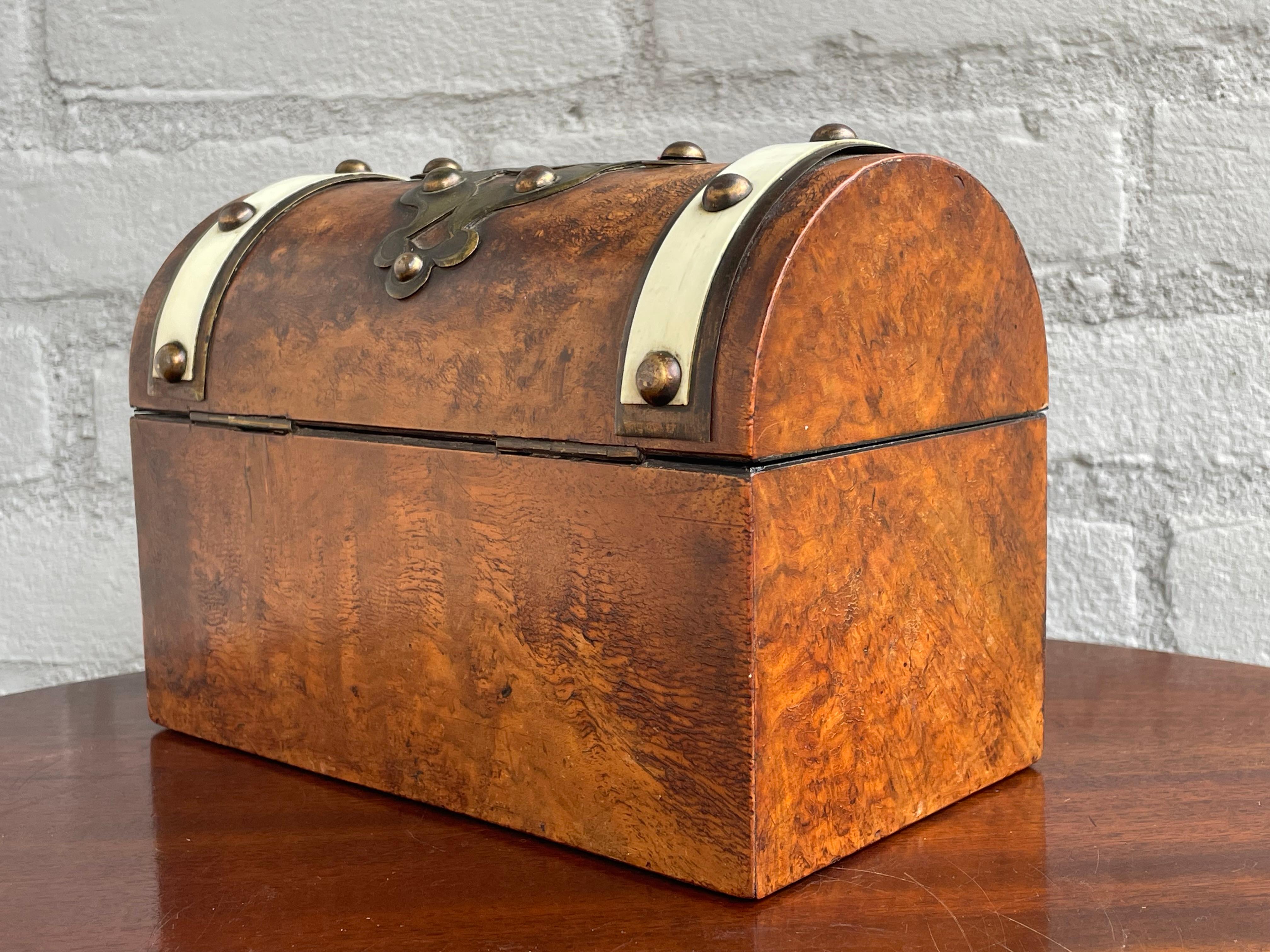 Impresionante Caja de escritorio / cartas de nogal burl y latón de mediados de 1800 con interior sedoso siglo XIX