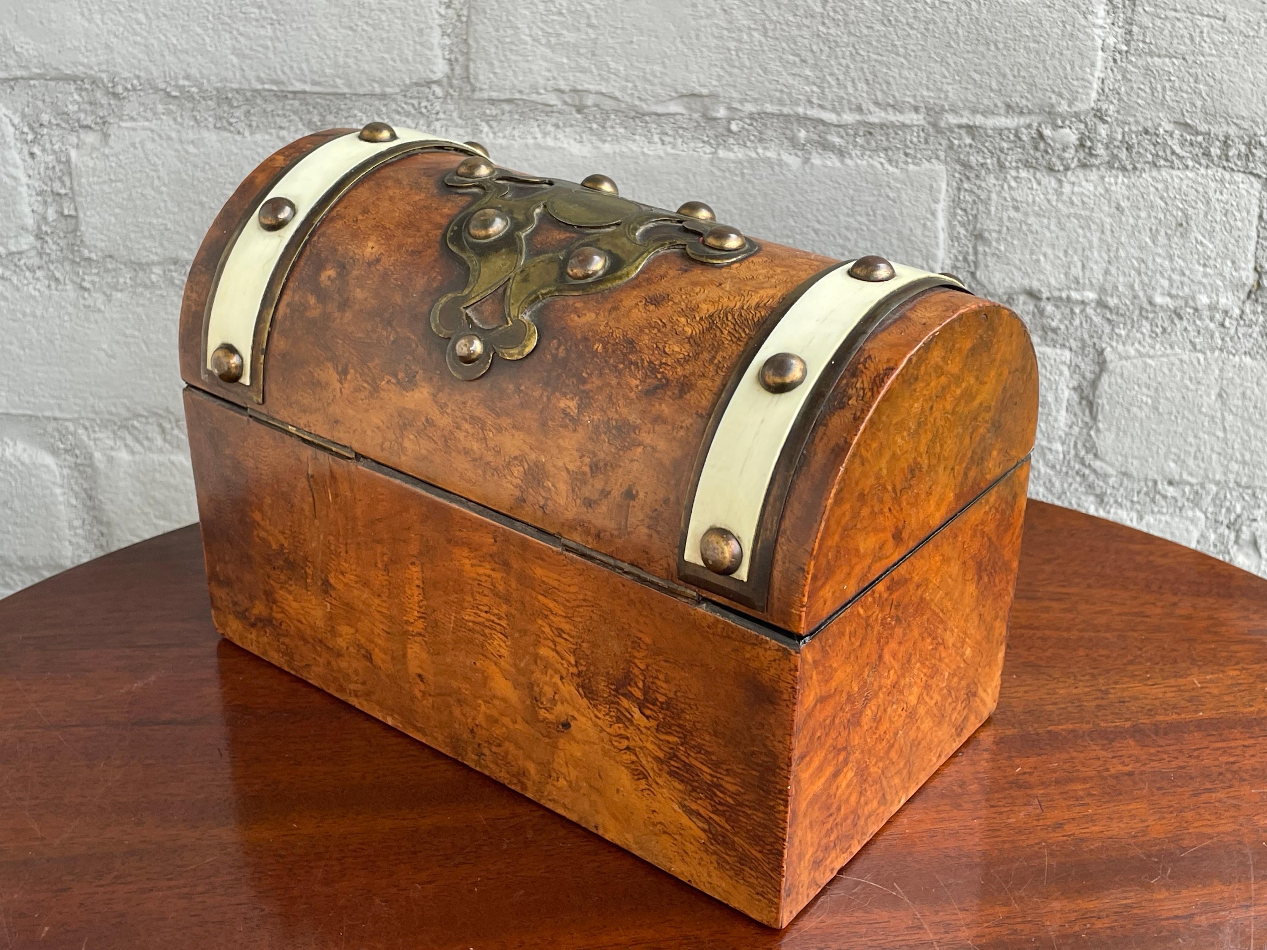 Impresionante Caja de escritorio / cartas de nogal burl y latón de mediados de 1800 con interior sedoso Latón