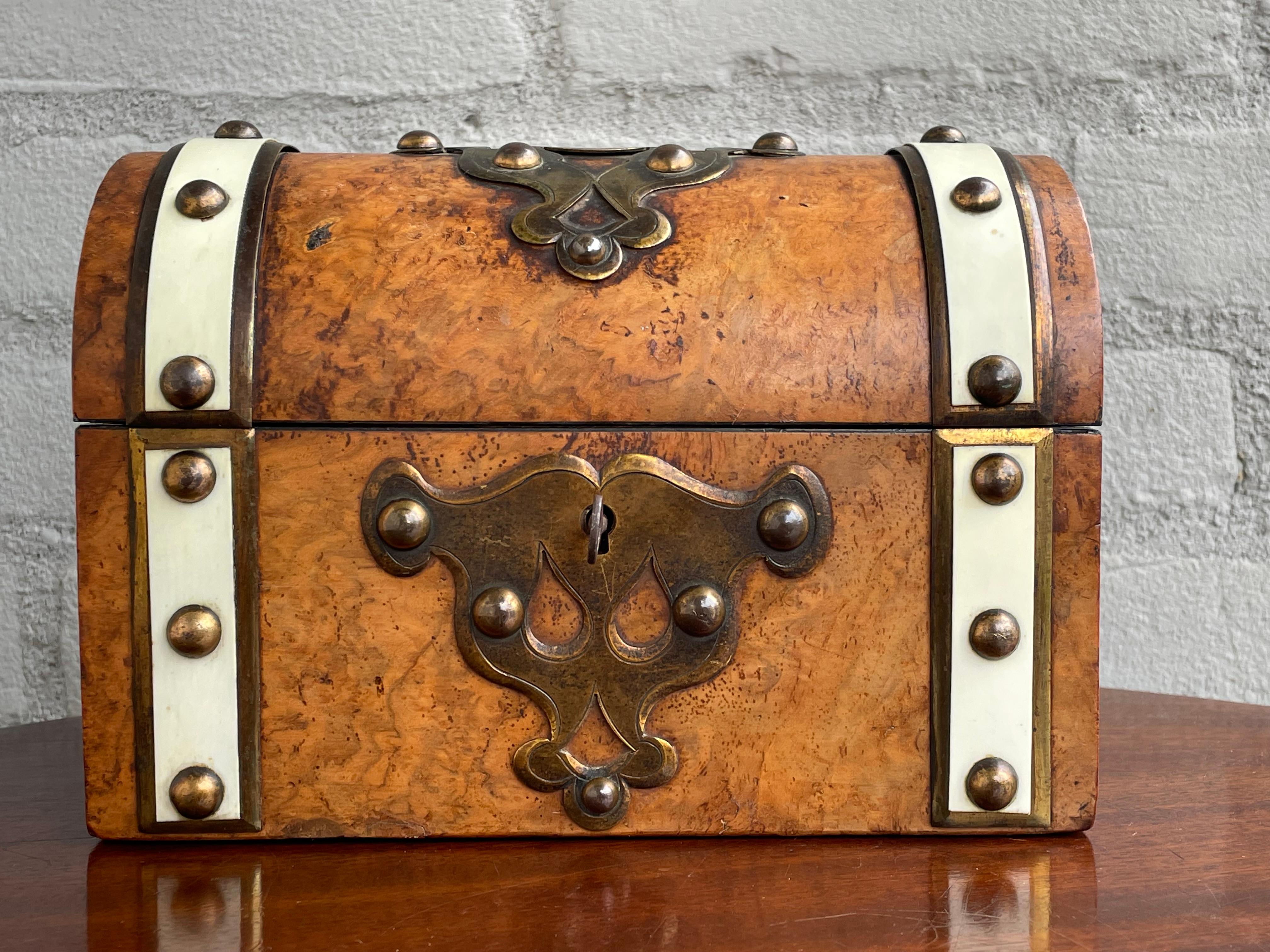 Impresionante Caja de escritorio / cartas de nogal burl y latón de mediados de 1800 con interior sedoso 1