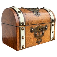 Impresionante Caja de escritorio / cartas de nogal burl y latón de mediados de 1800 con interior sedoso