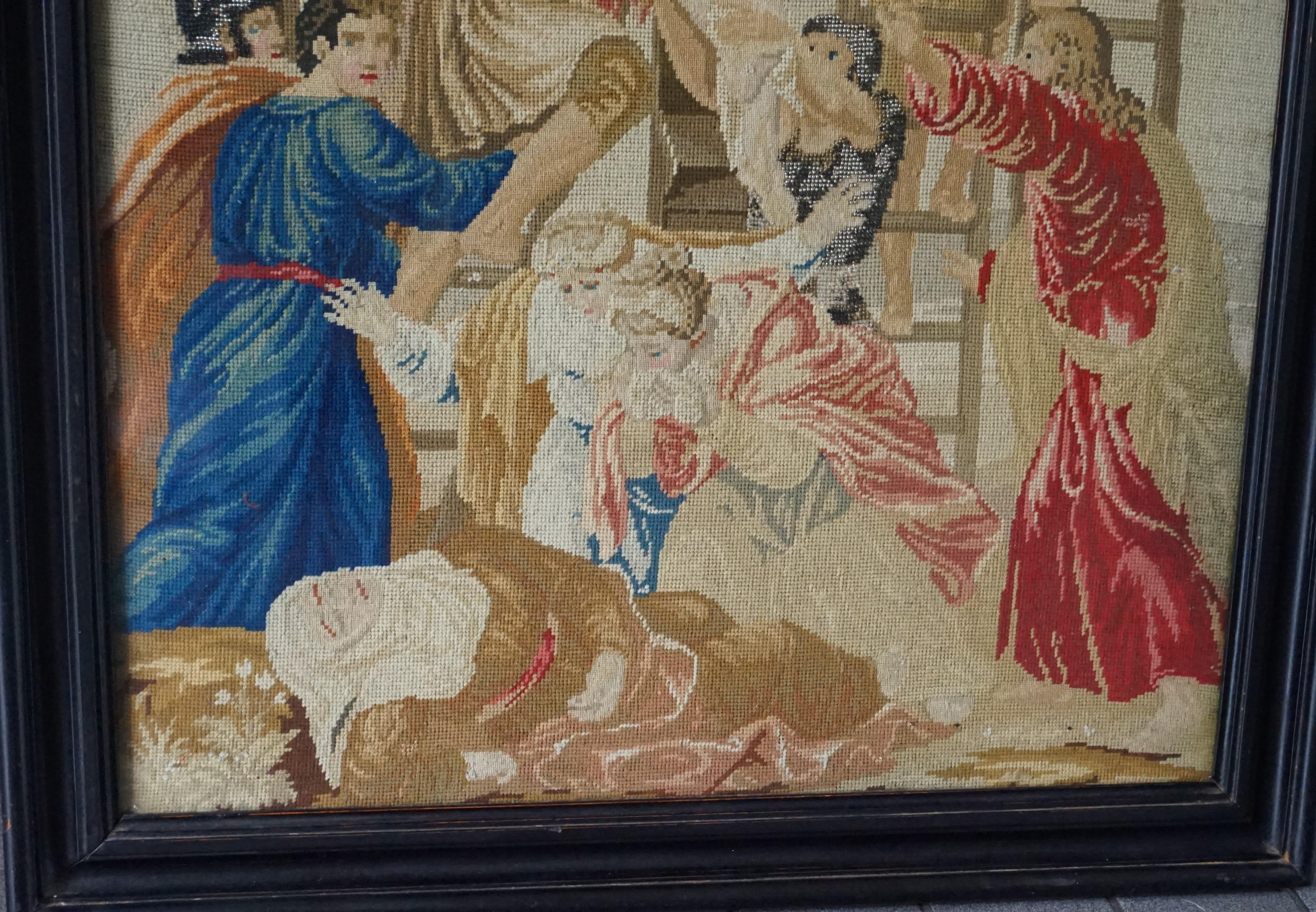 broderie du milieu des années 1800 représentant Jésus descendant de la croix dans un cadre en bois noirci 2