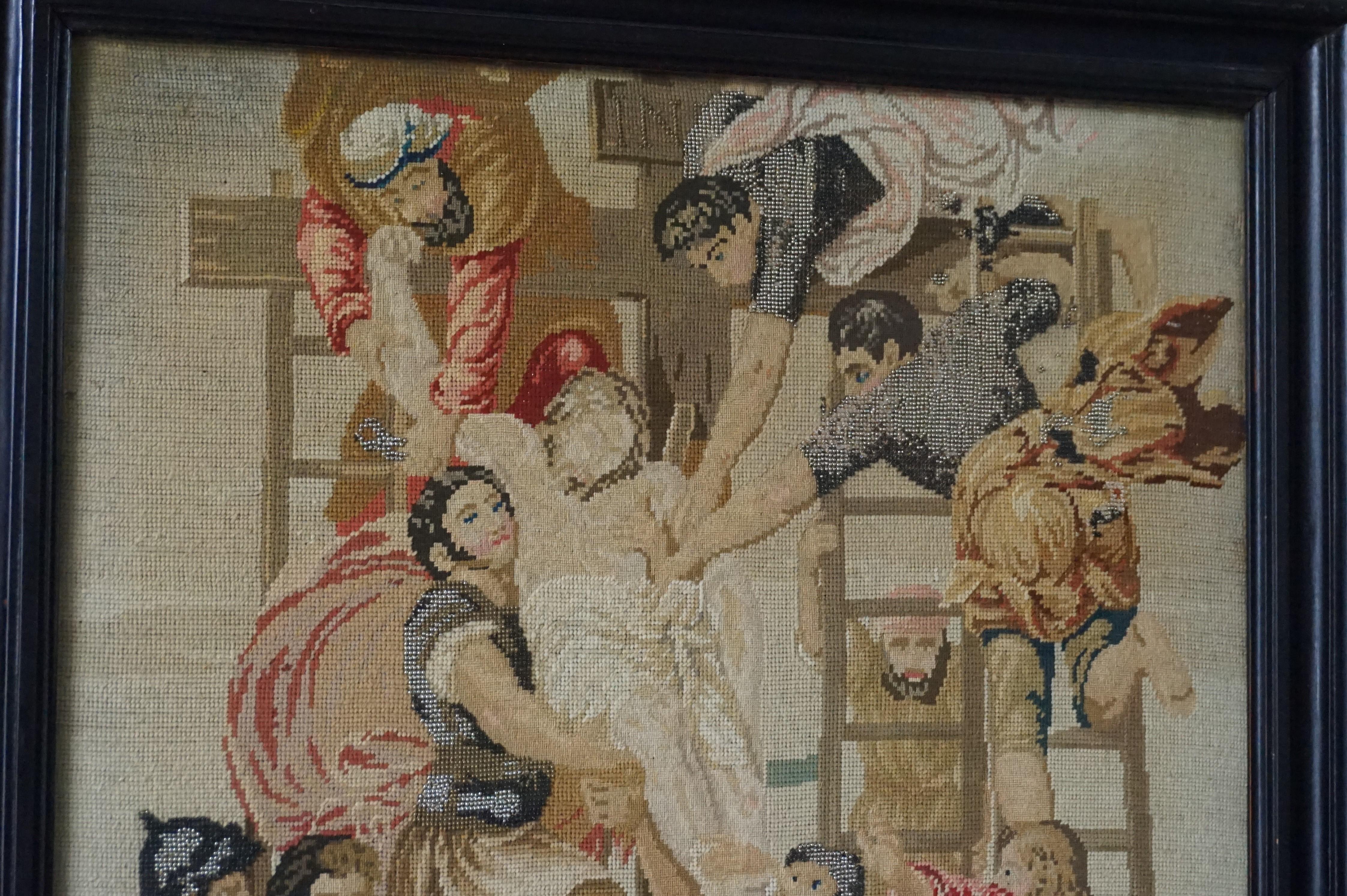 broderie du milieu des années 1800 représentant Jésus descendant de la croix dans un cadre en bois noirci 3