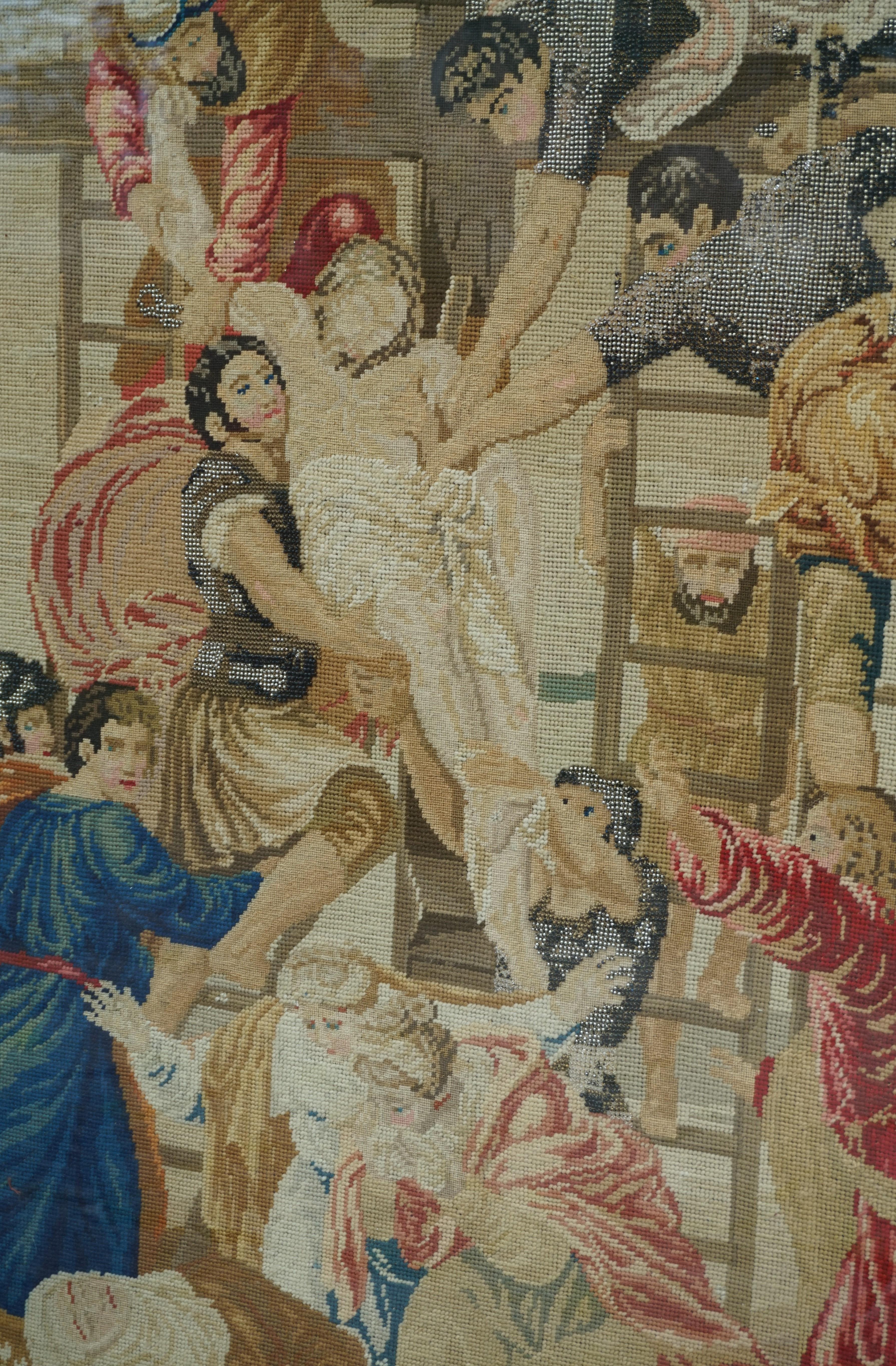 broderie du milieu des années 1800 représentant Jésus descendant de la croix dans un cadre en bois noirci 8